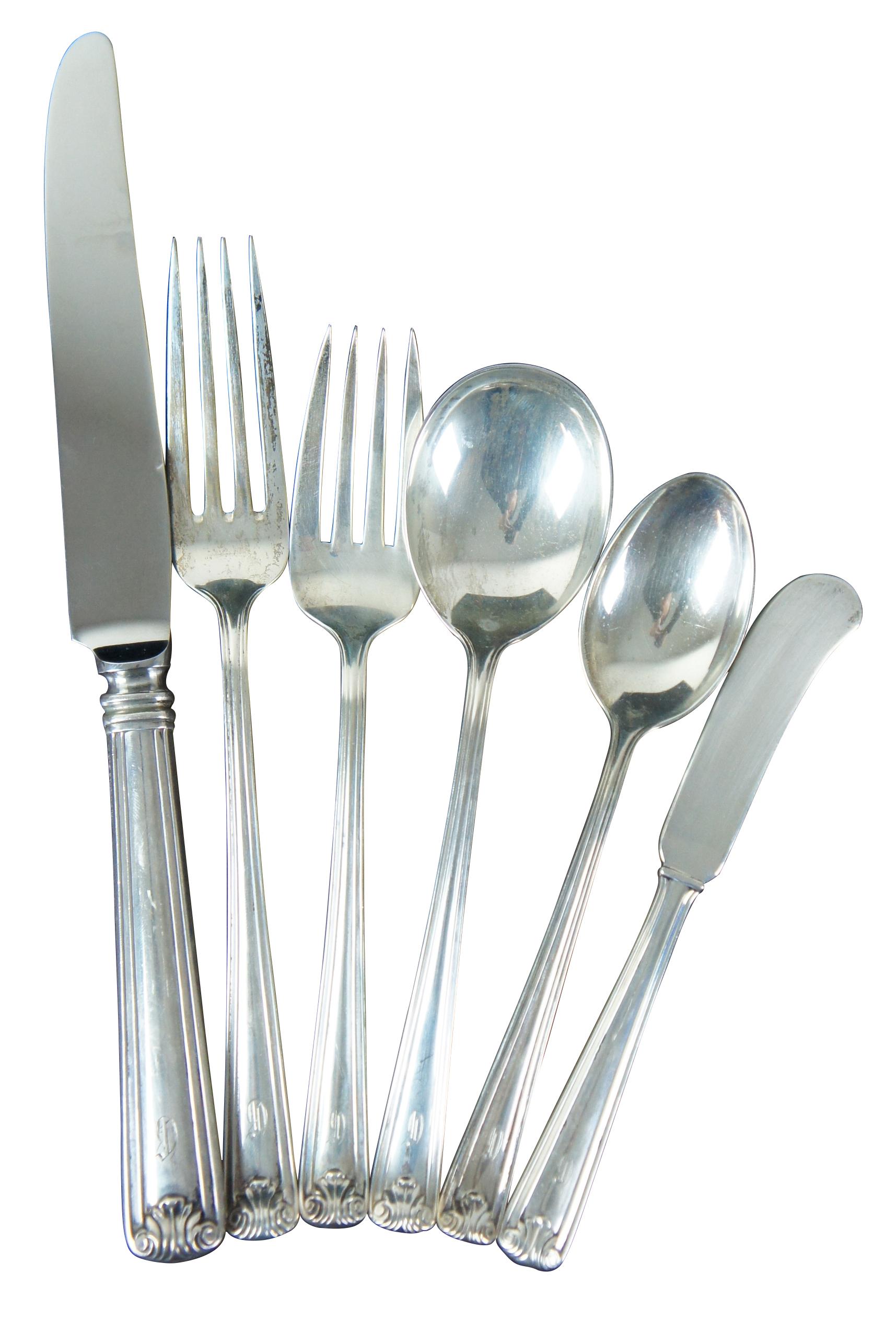 1940 Watson Windsor Manor sterling silver .925 flatware silverware set 71 PC

Measures: Chest – 16” x 11.5” x 3.5” / 11 table knives – 9” x 0.75” - 81.1g / 11 dinner forks – 7.25” x 1” - 46.6g / 12 teaspoons – 6” x 1.25” - 27.4g / 10 soup spoons –