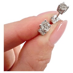1940er Jahre 0,35 Karat Diamanten im Brillantschliff in neuen 18 Karat W Ohrsteckern gefasst