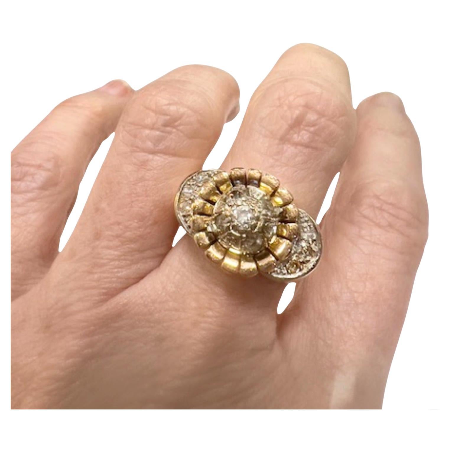 Elegante anillo vintage de los años 1940-1945 con diamantes talla antigua engastados en un refinado diseño de oro amarillo de 18k con detalles de platino. Una pieza atemporal con encanto clásico y detalles artesanales.

** EN STOCK**
Detalles