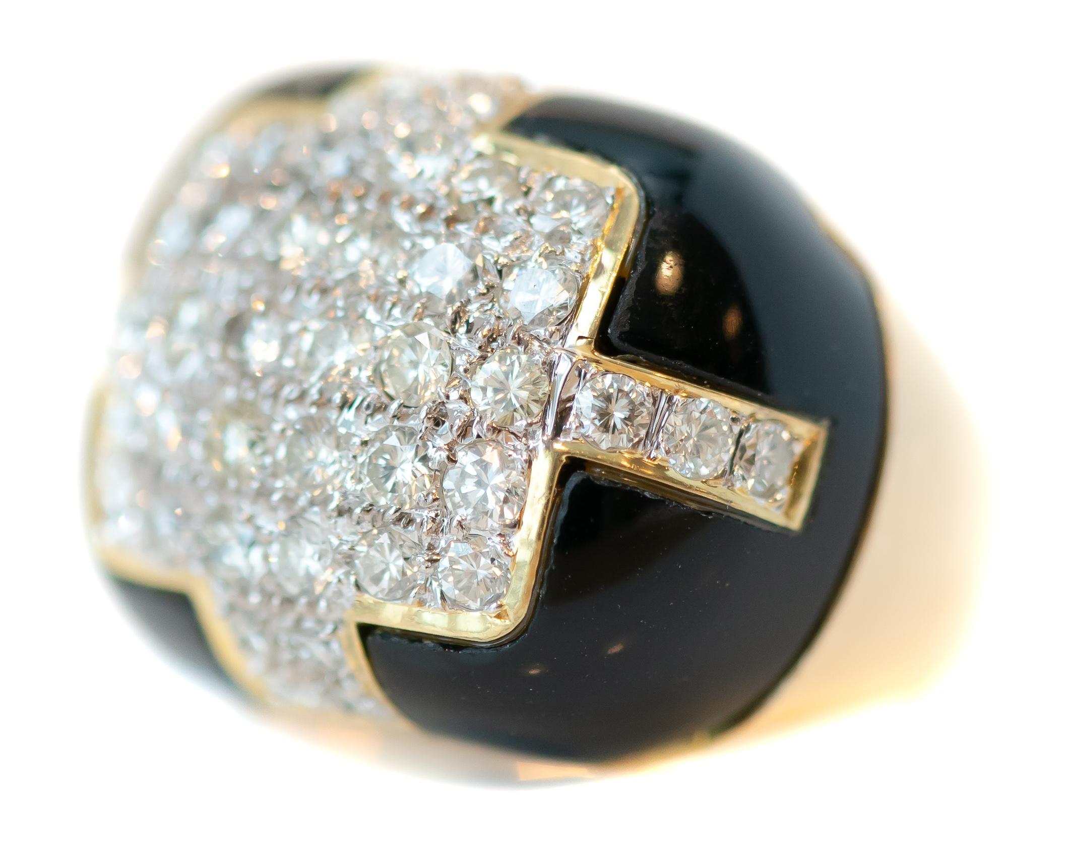 Round Cut 1.0 Carat Total Diamond and Onyx 18 Karat Gold Cocktail Ring For Sale