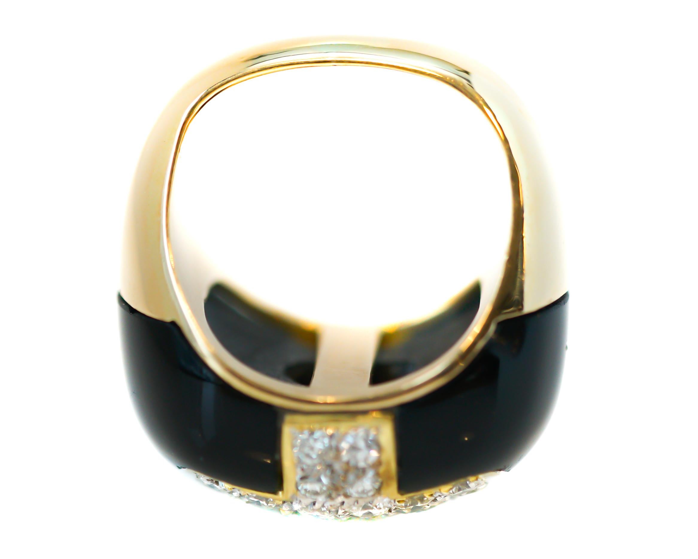 1.0 Carat Total Diamond and Onyx 18 Karat Gold Cocktail Ring In Good Condition For Sale In Atlanta, GA