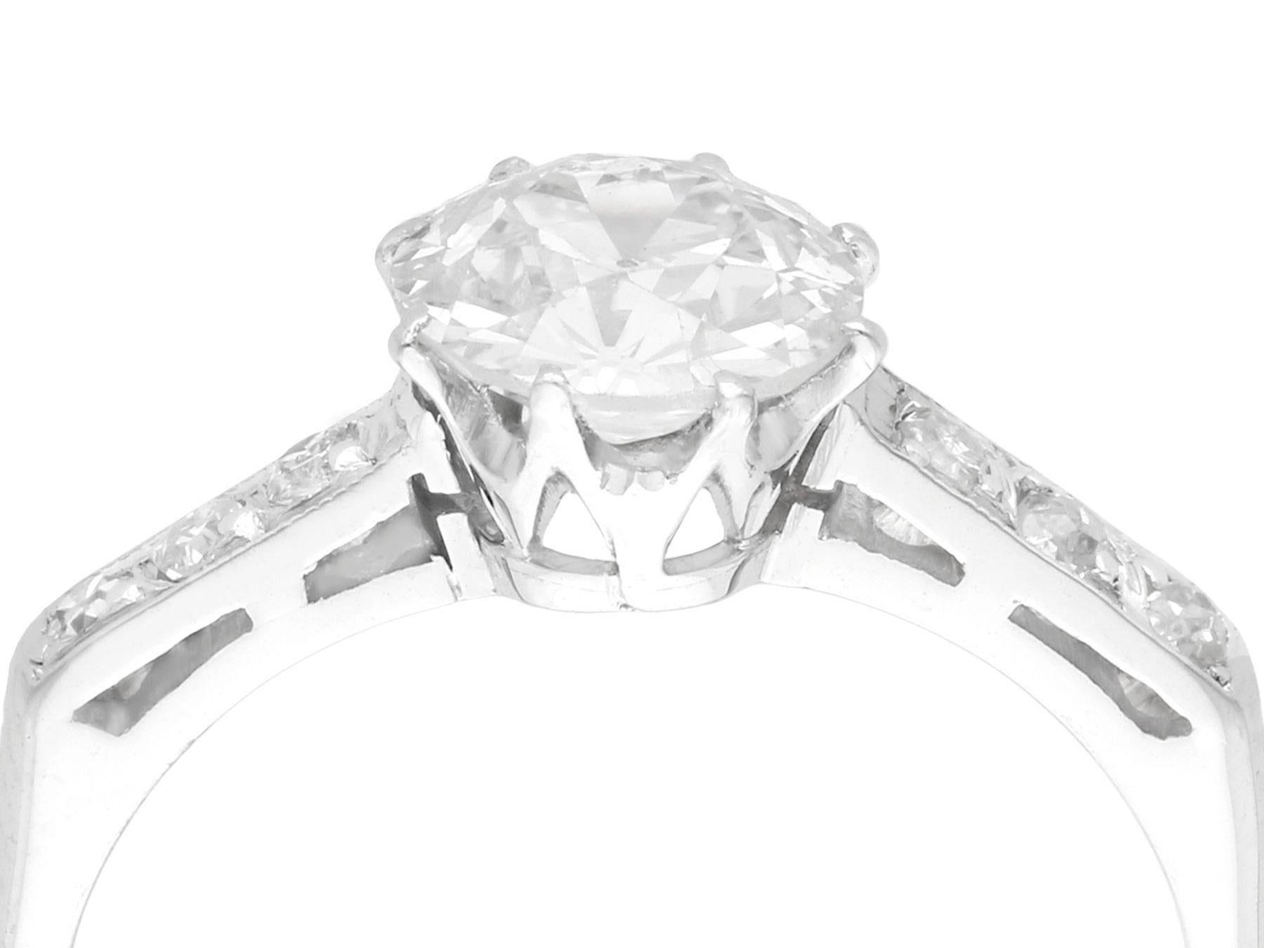 Ein feiner und beeindruckender Vintage-Ring mit 1,11 Karat Diamant (insgesamt) und Platin-Solitär; Teil unserer vielfältigen Diamantschmuck/Estate-Schmuck-Kollektionen.

Dieser schöne und beeindruckende Solitär-Diamantring im Vintage-Stil ist aus