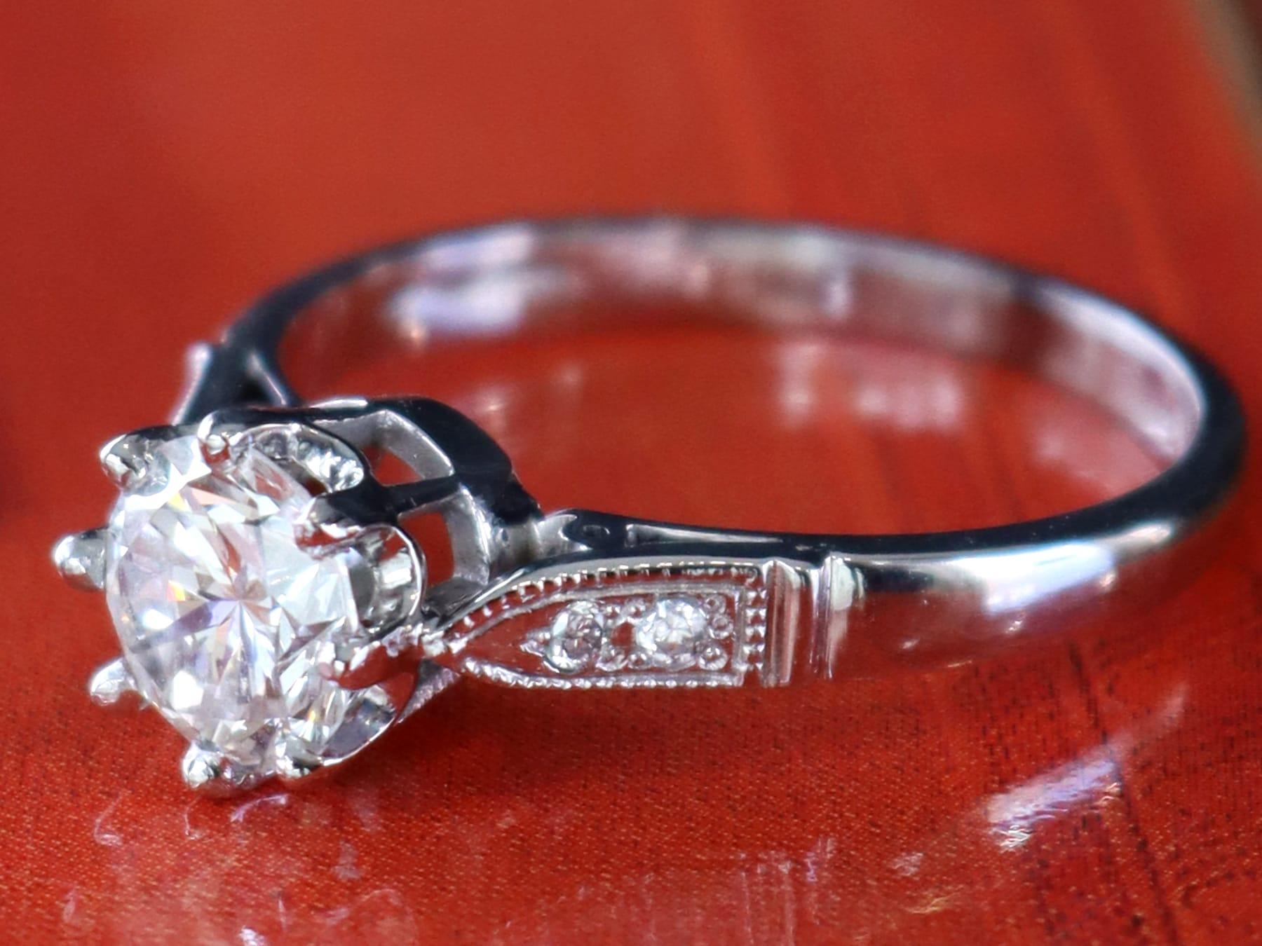 Fino e impresionante anillo de compromiso solitario de platino contemporáneo y diamante vintage de 1,04 quilates; forma parte de nuestras colecciones de joyas de diamantes/joyería inmobiliaria.

Este impresionante anillo de compromiso solitario de
