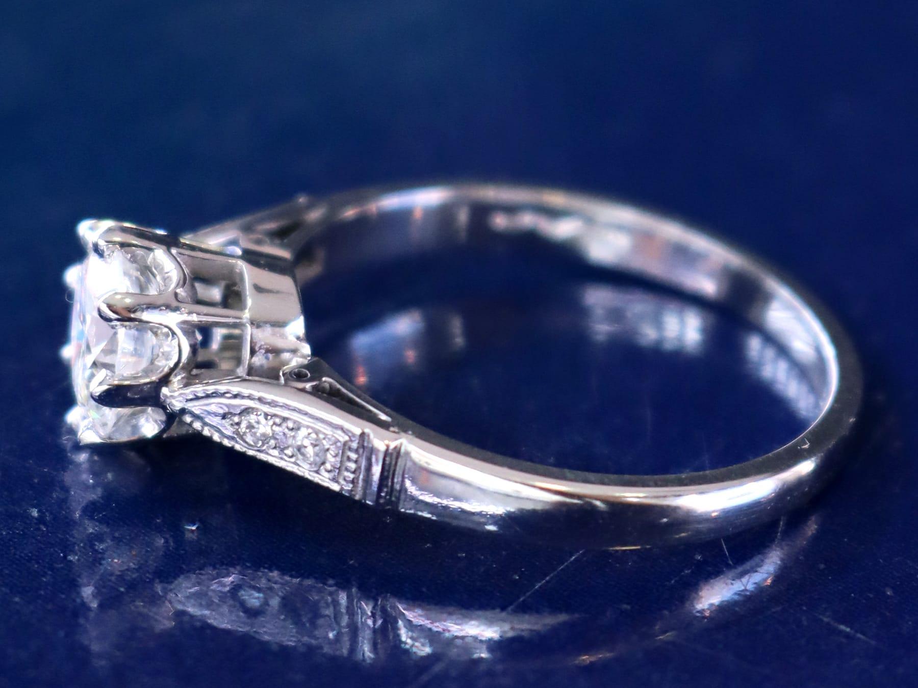 Anillo de compromiso solitario de platino y diamantes de 1,04 quilates de los años 40 Corte redondo en venta