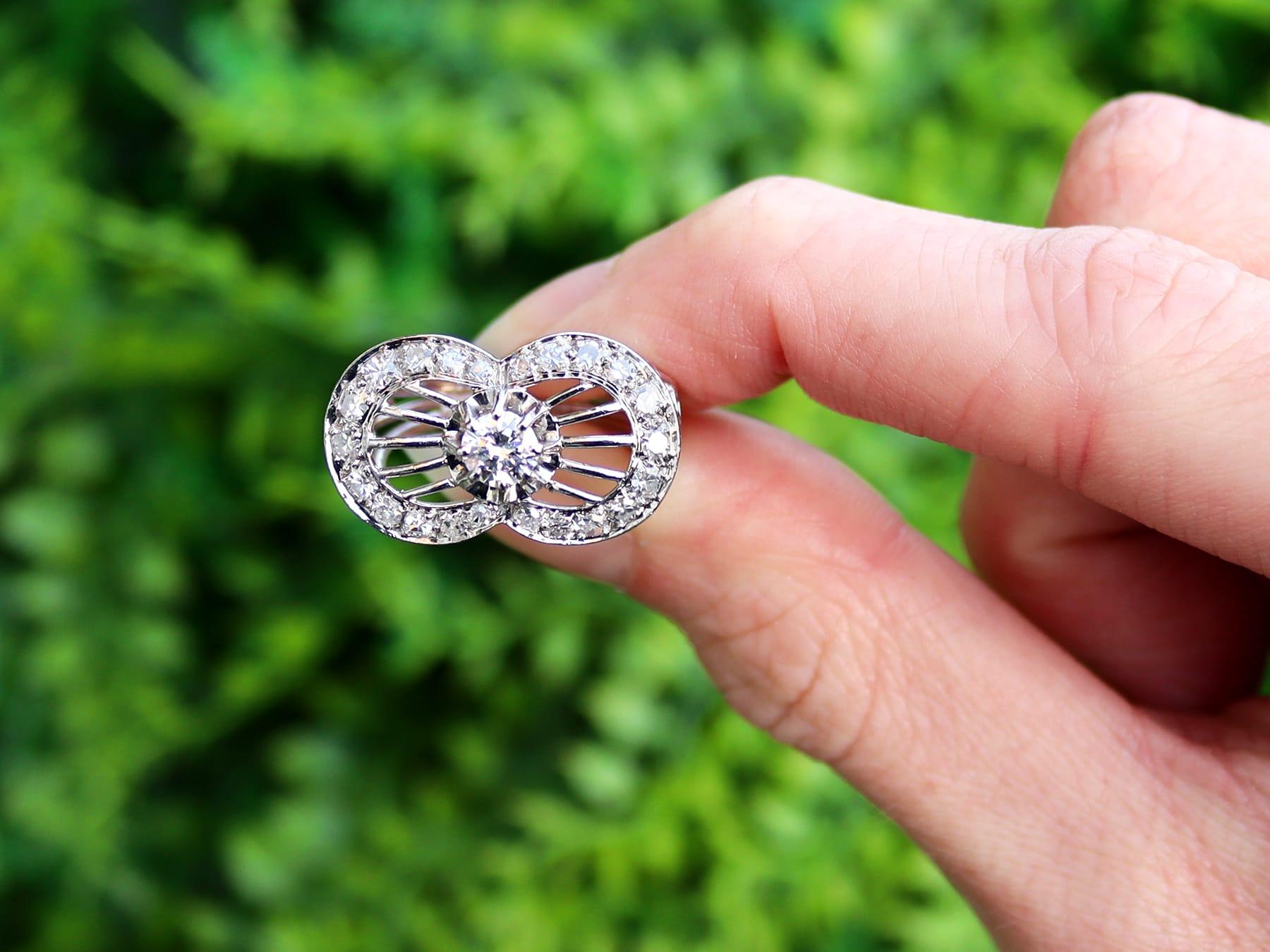 Ein atemberaubender, feiner und beeindruckender französischer 1,06 Karat Diamant und Platin geometrischer Kleiderring; Teil unserer Vintage Jewelry und Estate Jewelry-Kollektionen.

Dieser atemberaubende Diamantring im Vintage-Stil ist aus Platin