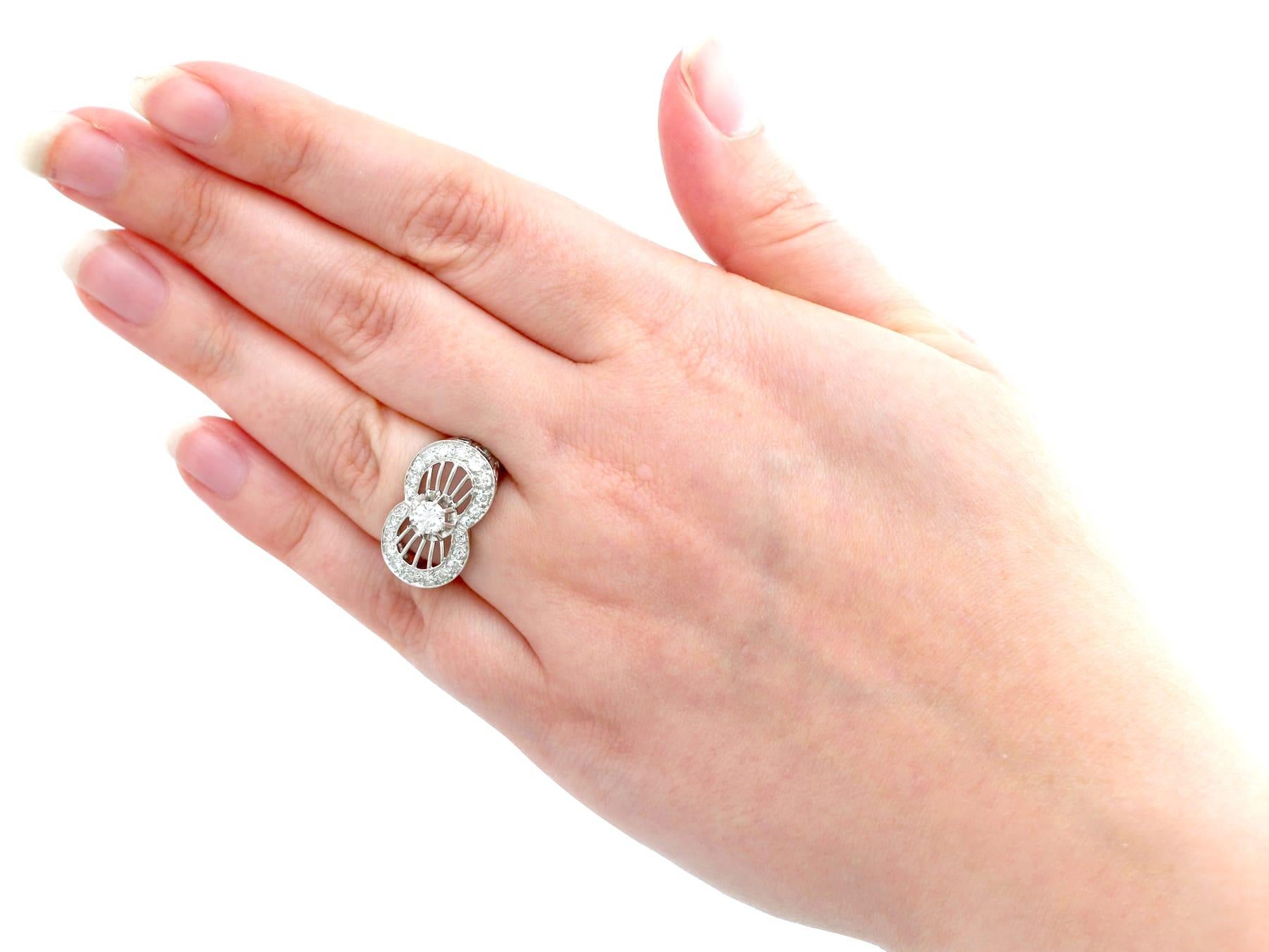 Bague cocktail en platine et diamant de 1,06 carat des années 1940 en vente 2
