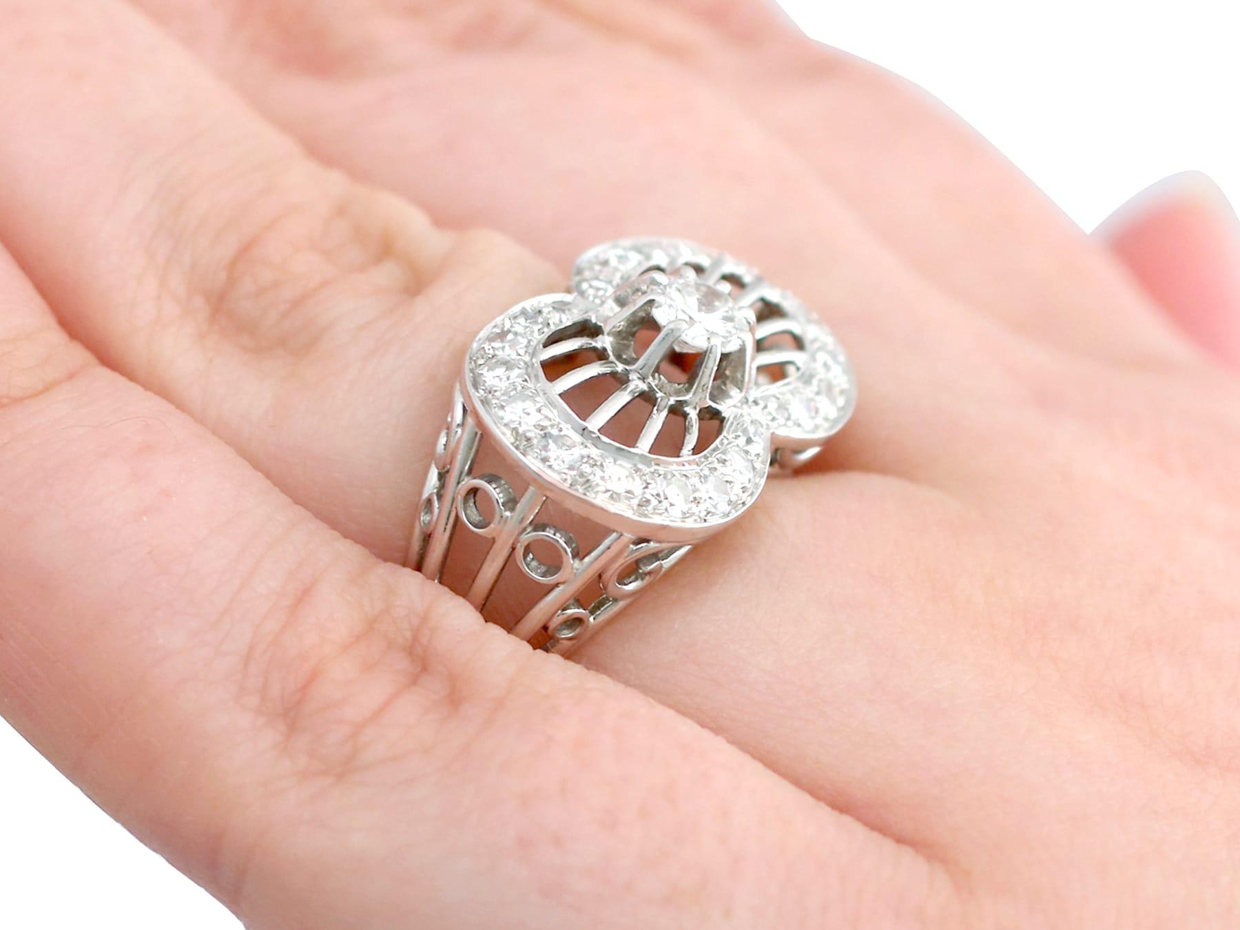 Bague cocktail en platine et diamant de 1,06 carat des années 1940 en vente 3