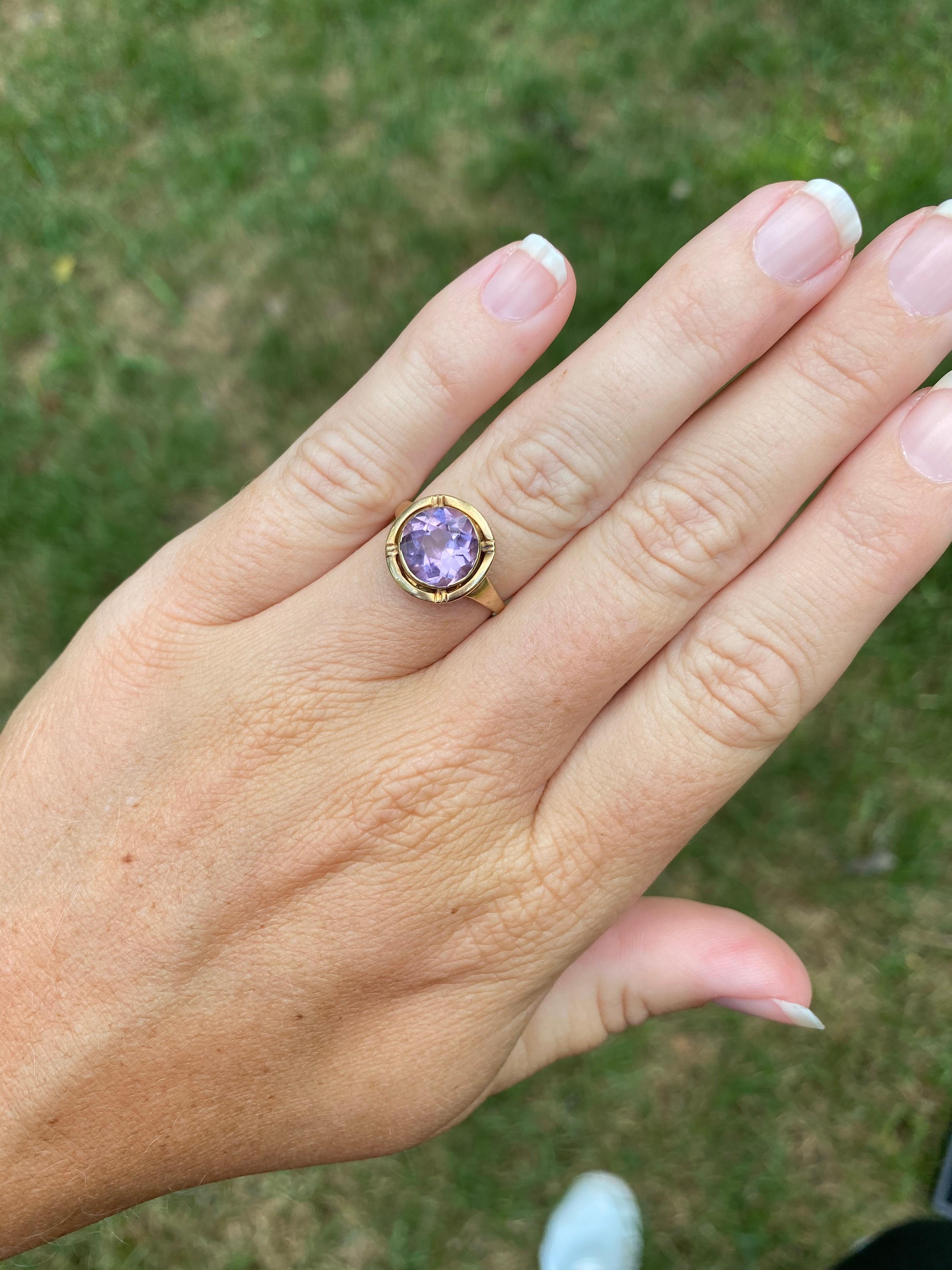 1940s 10 Karat Yellow Gold and Amethyst Ring In Good Condition In McLeansville, NC