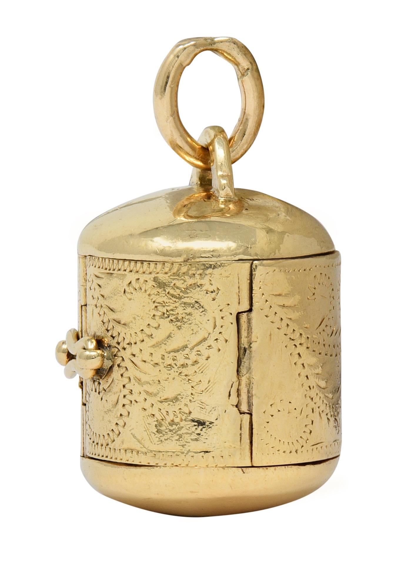 1940's 14 Karat Yellow Gold Vintage Folding Locket Album Charm In Excellent Condition For Sale In Philadelphia, PA