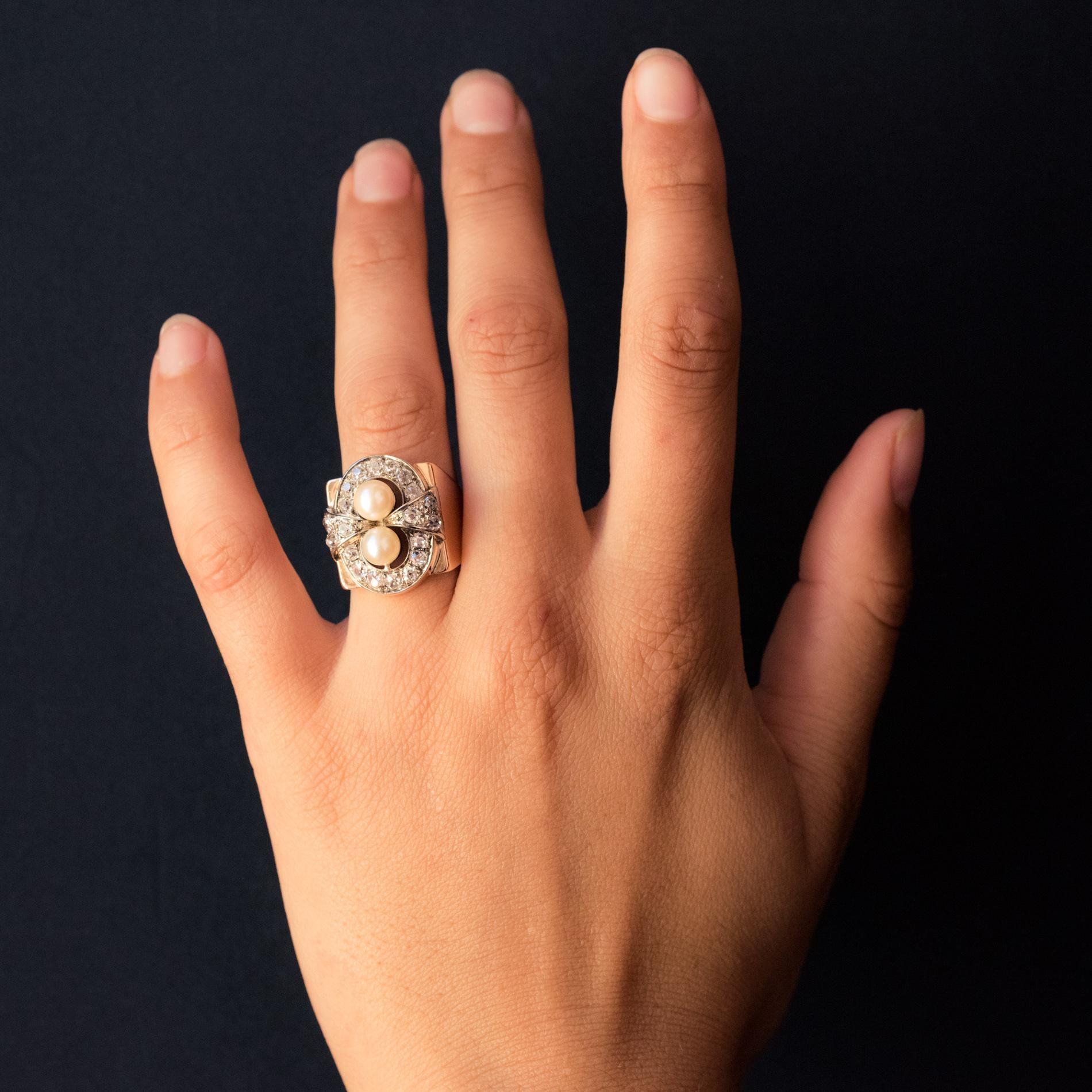 Ring in 18 karat rose gold, owl hallmark and platinum.
Incredible tank ring, it features a large ring which holds a rectangular plate on which are set, on platinum, two half moons adorned with 2x7 antique brilliant-cut diamonds, two arrowhead