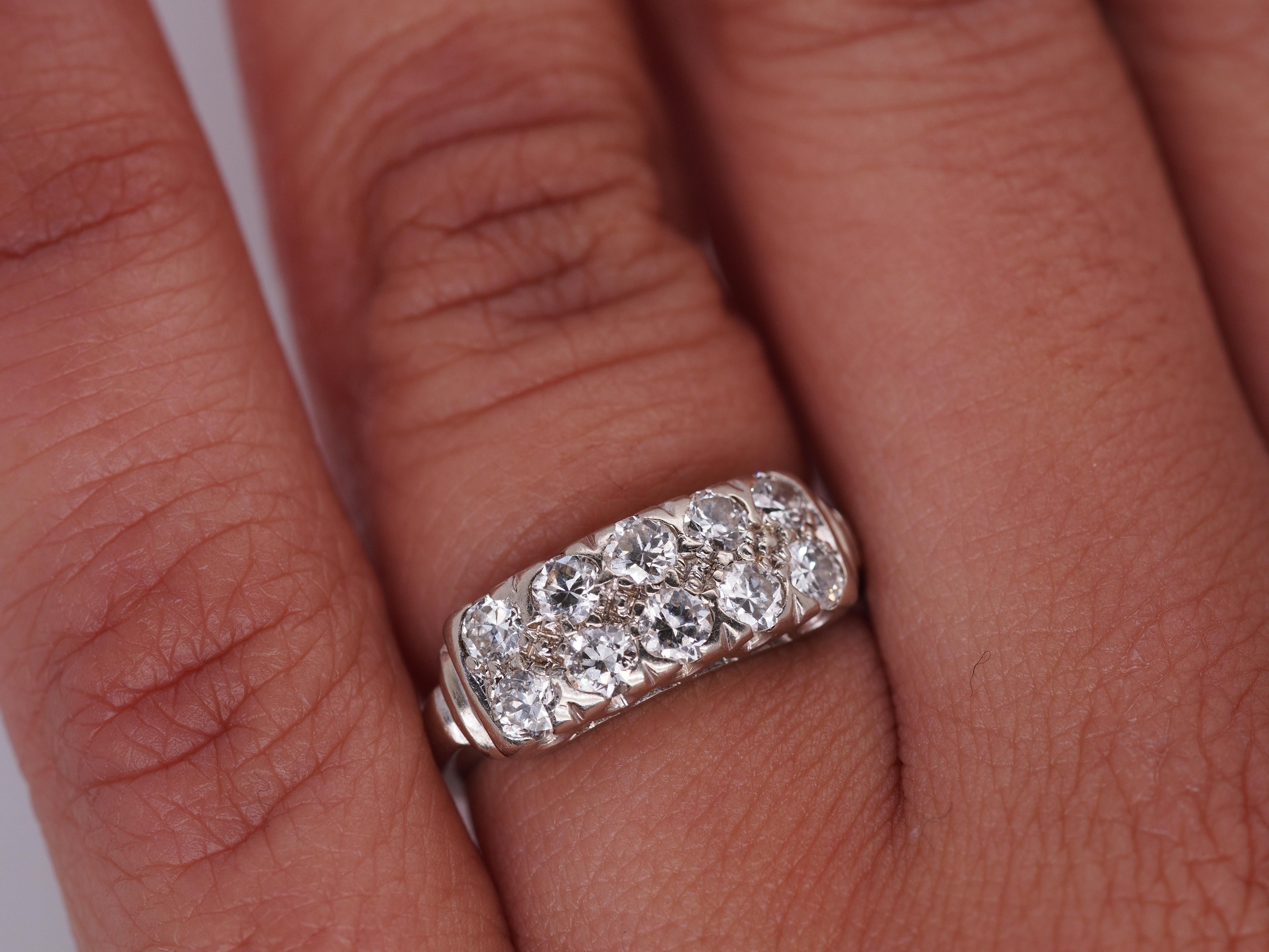 Artikel-Details:
Ringgröße:5.25
Metall Typ: 14k Weißgold [Gepunzt und geprüft]
Gewicht: 3,5 Gramm
Diamant-Details: .90ct, Gesamtgewicht. Natürliche Diamanten. Farbe H, Klarheit VS. Vintage Transitional Cut
Breite des Bandes: 2,0 mm
Zustand: