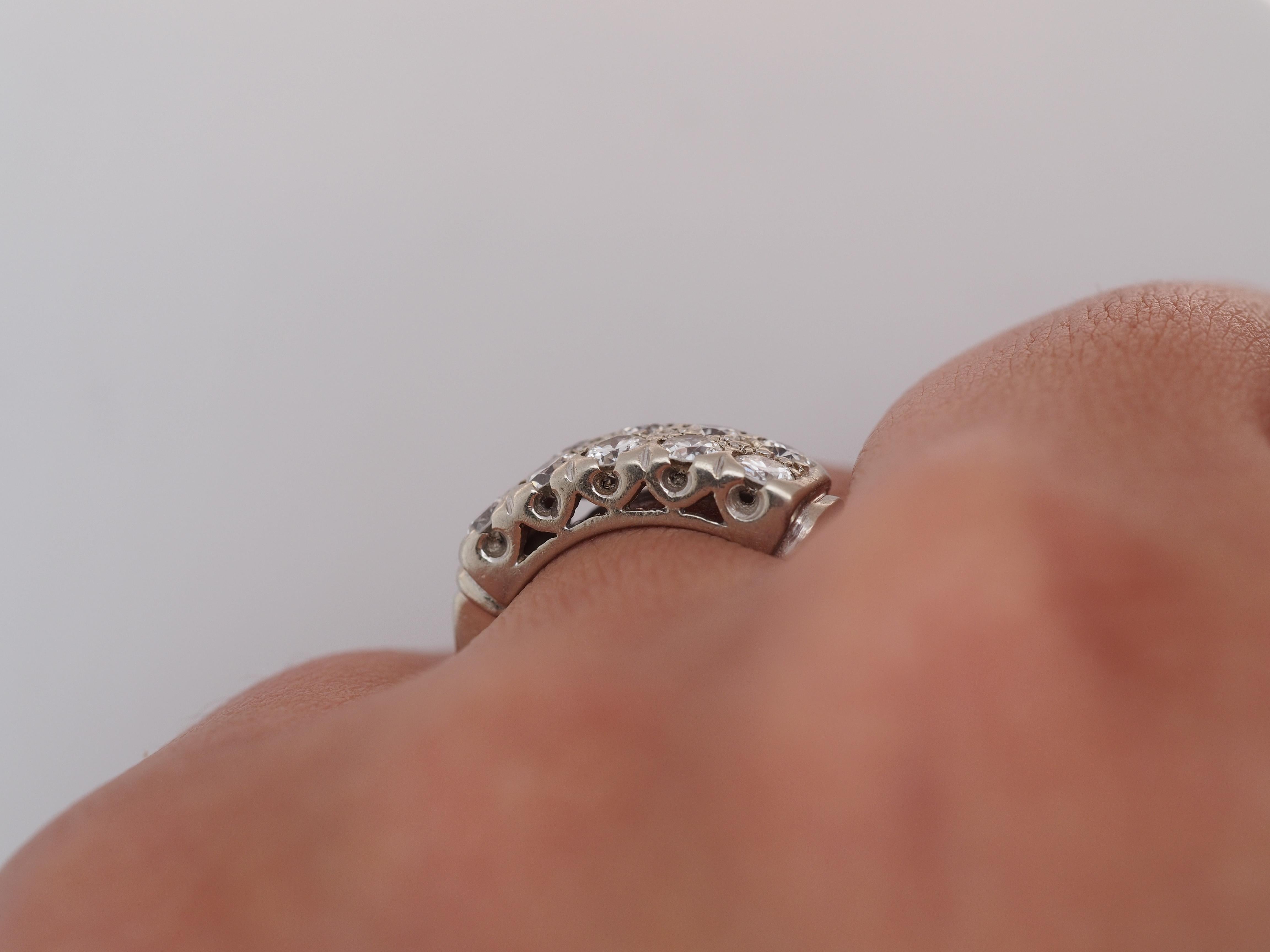 1940er Jahre 14 Karat Weißgold Ehering mit zwei Reihen Diamanten im Zustand „Gut“ in Hicksville, NY