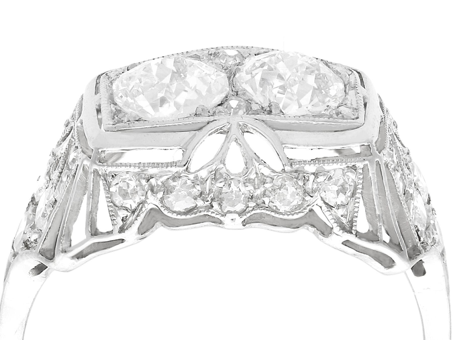 Ein feiner und beeindruckender Vintage-Ring im Art-Déco-Stil mit 1,73 Karat (insgesamt) Diamanten und Platin; Teil unserer vielfältigen Vintage-Schmuck- und Nachlass-Schmuckkollektionen.

Dieser schöne und beeindruckende Diamantring aus den 1940er