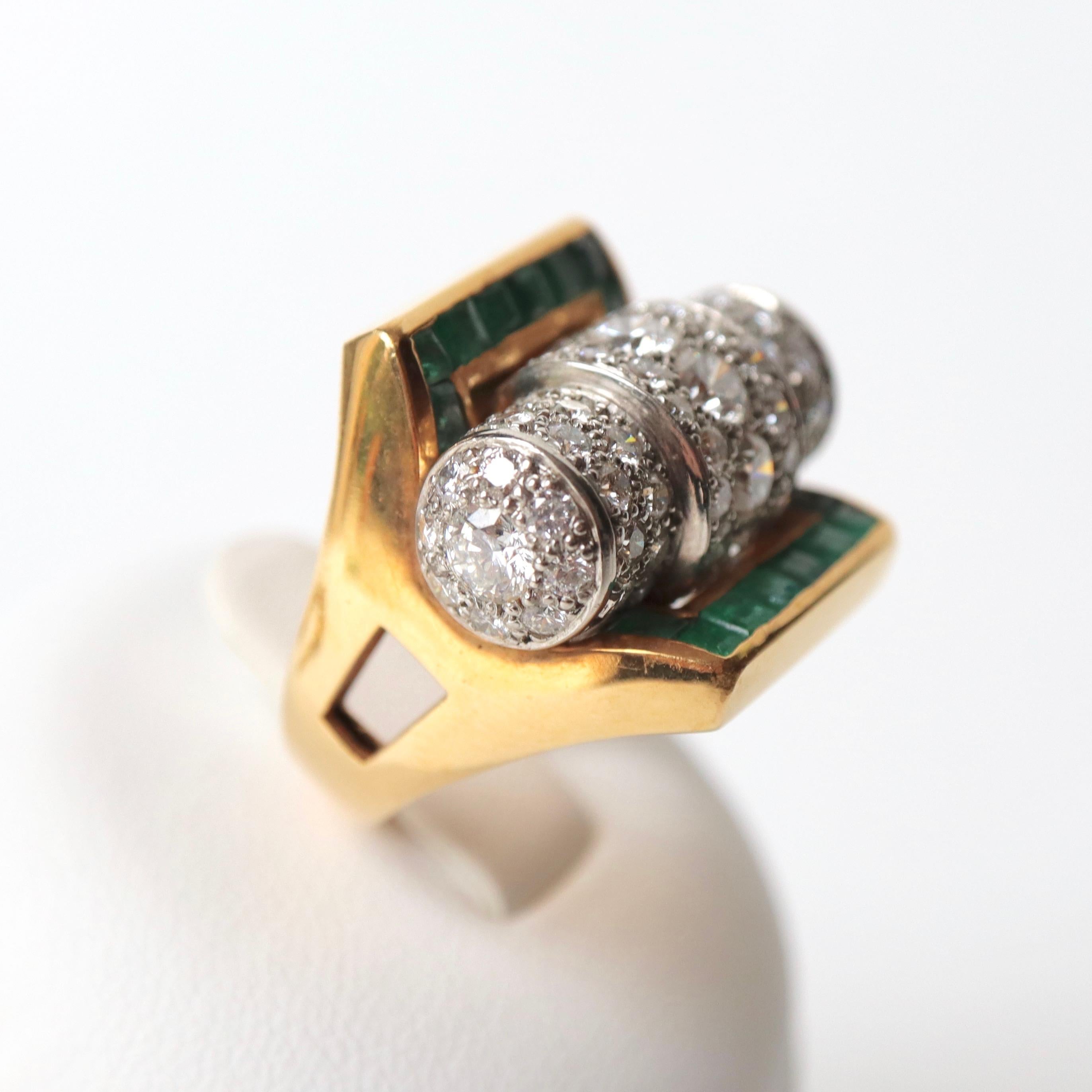 1940s 18 Carat Yellow Gold Ring, Platinum Roll Set with Diamonds and Calibrated In Good Condition In Paris, FR