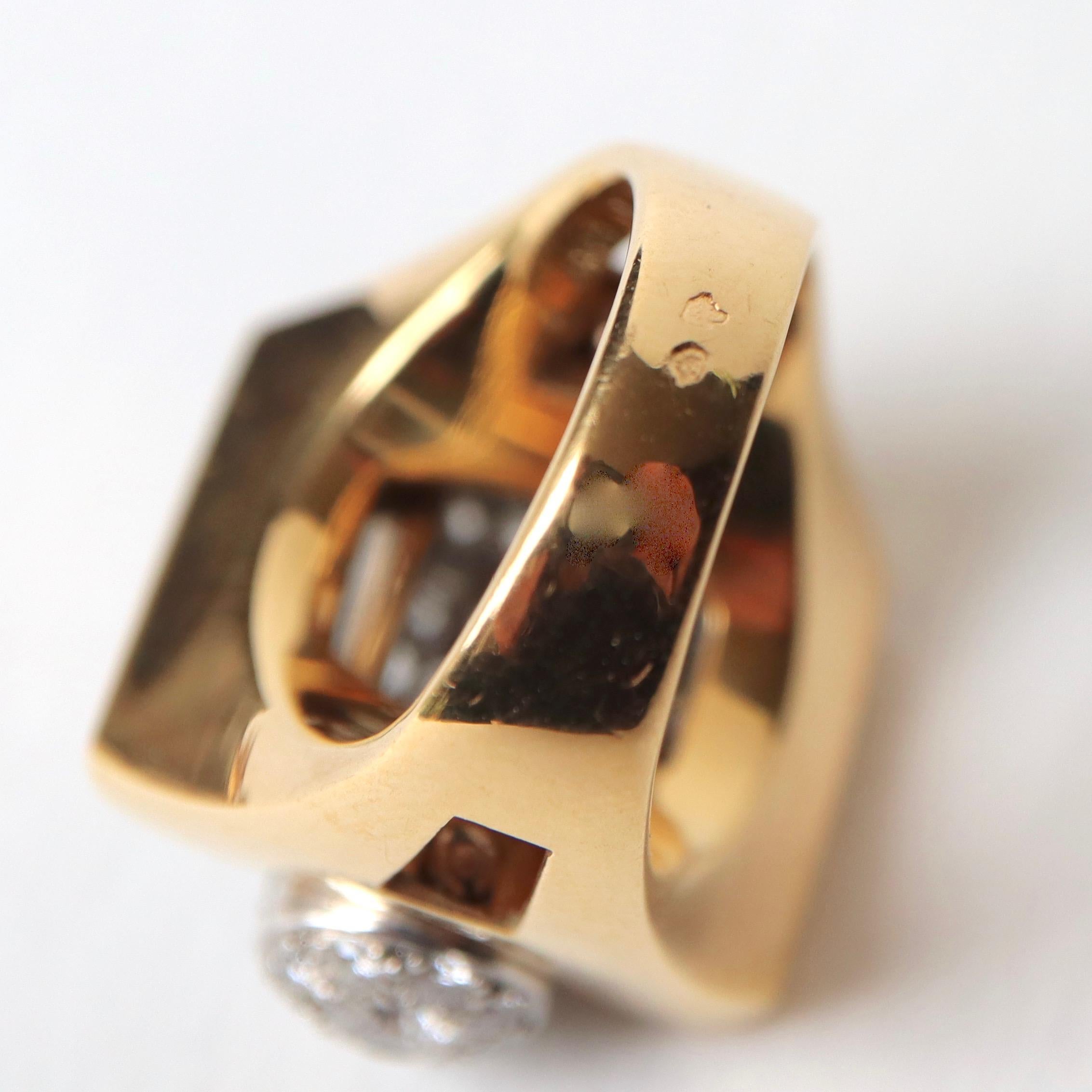 1940s 18 Carat Yellow Gold Ring, Platinum Roll Set with Diamonds and Calibrated 3