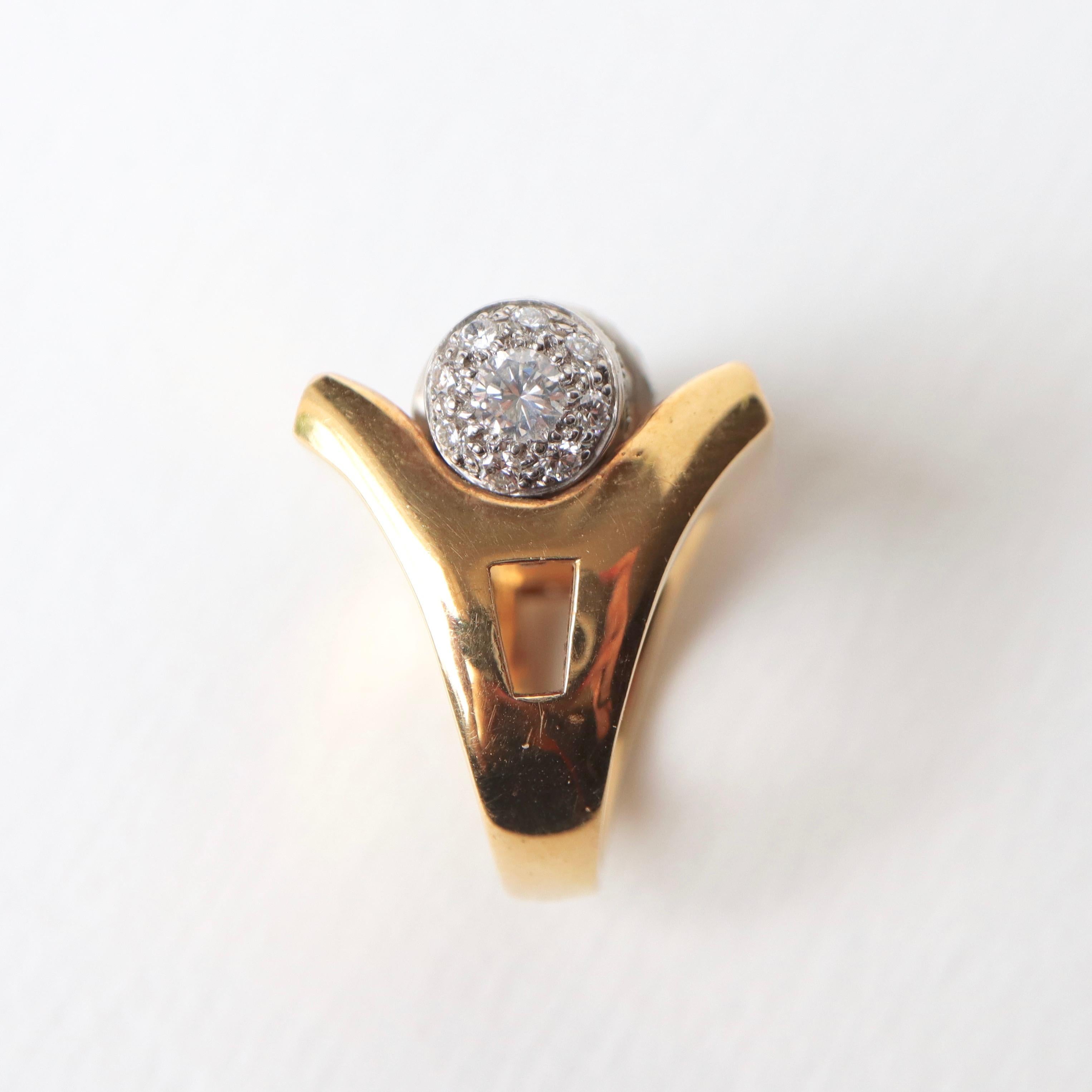 1940s 18 Carat Yellow Gold Ring, Platinum Roll Set with Diamonds and Calibrated 4