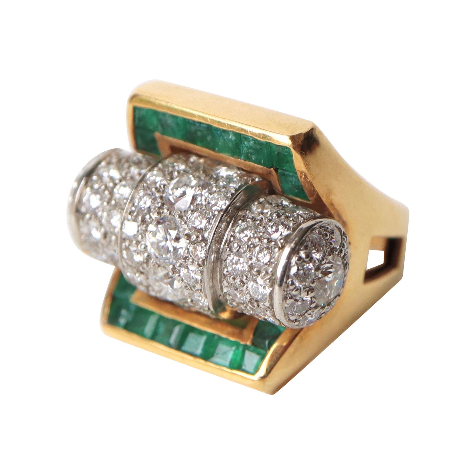 1940s 18 Carat Yellow Gold Ring, Platinum Roll Set with Diamonds and Calibrated
