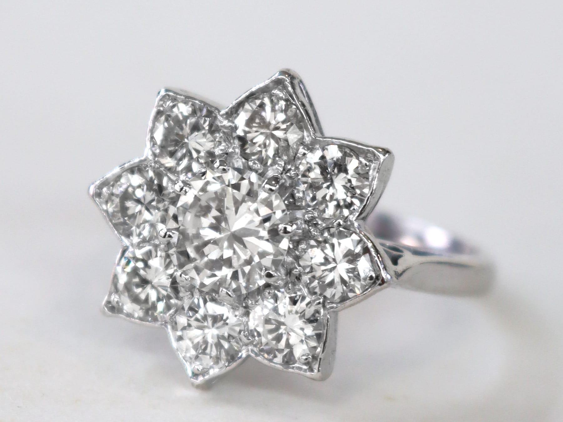 1940er Jahre 1,87 Karat Diamant und Weißgold Cluster-Ring (Rundschliff) im Angebot