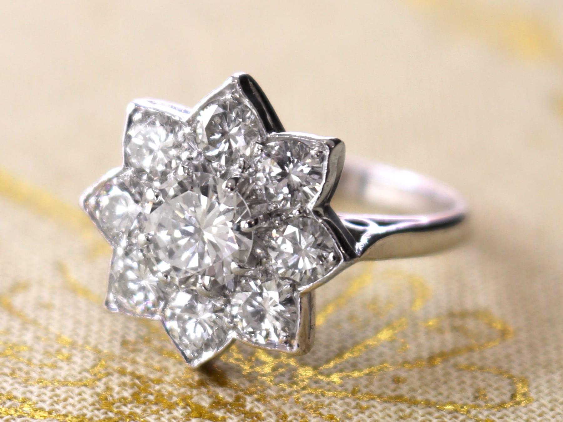 1940er Jahre 1,87 Karat Diamant und Weißgold Cluster-Ring im Zustand „Gut“ im Angebot in Jesmond, Newcastle Upon Tyne