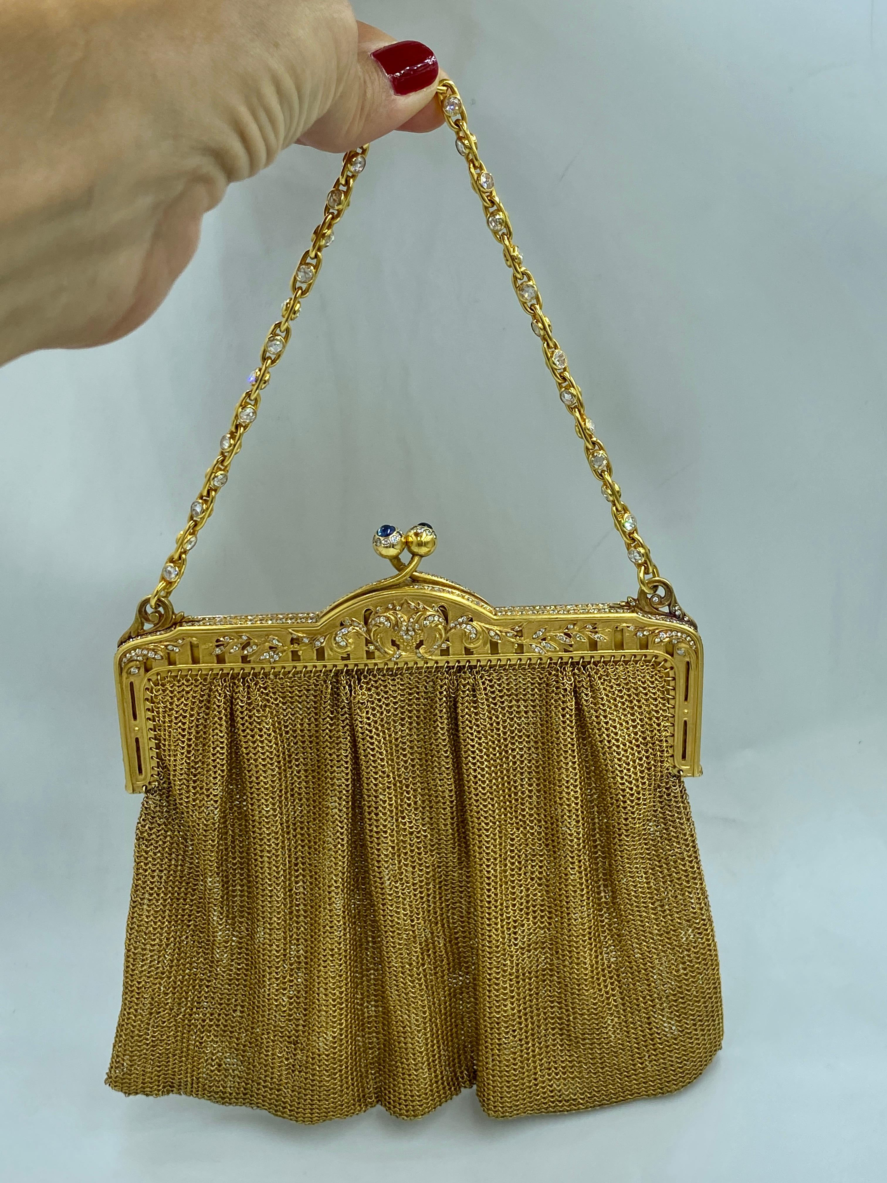 Il s'agit d'un exquis sac de soirée des années 1940 en or 18 carats, orné de diamants et de saphirs. Le bord du sac, le fermoir et le haut du sac sont magnifiquement décorés d'environ 8 à 9 carats de diamants ronds de couleur F-G et de pureté VVS.
