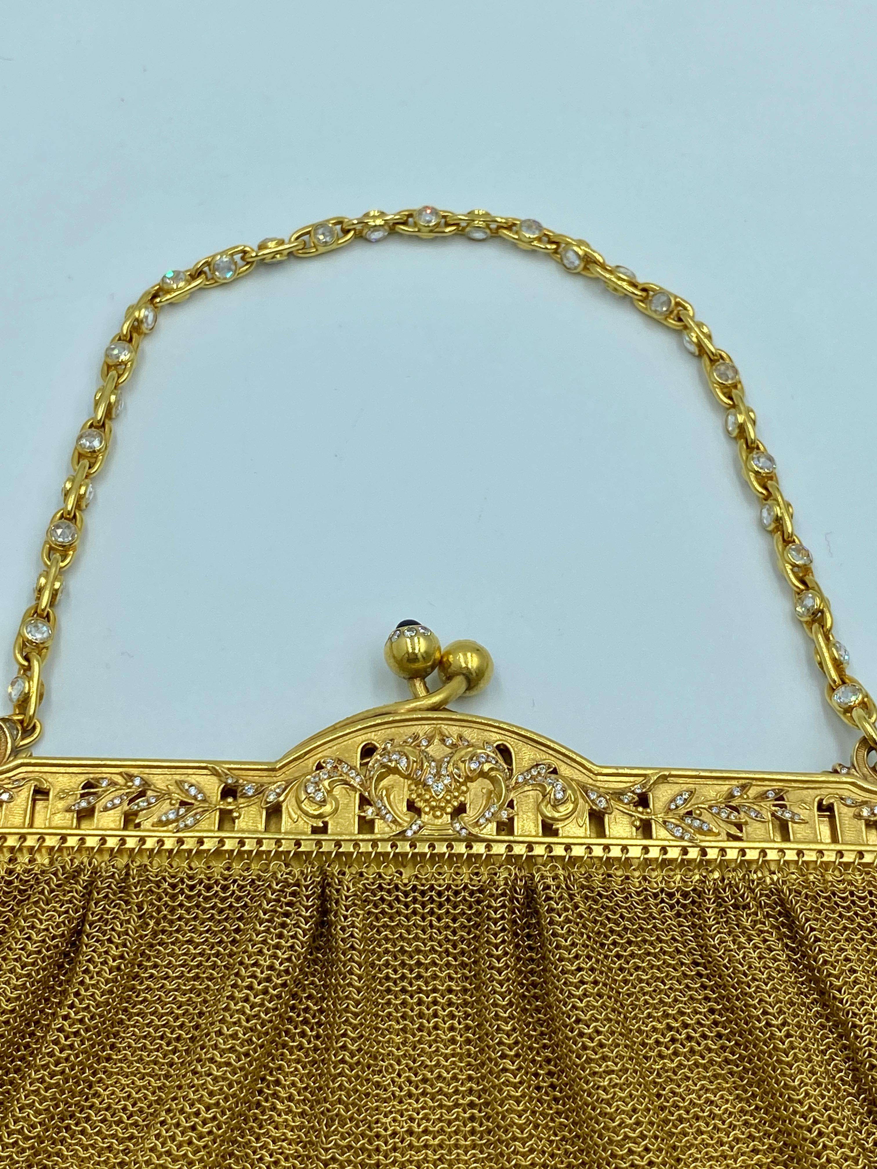 Sac du soir des années 1940 en or 18 carats orné de diamants et de saphirs Unisexe en vente
