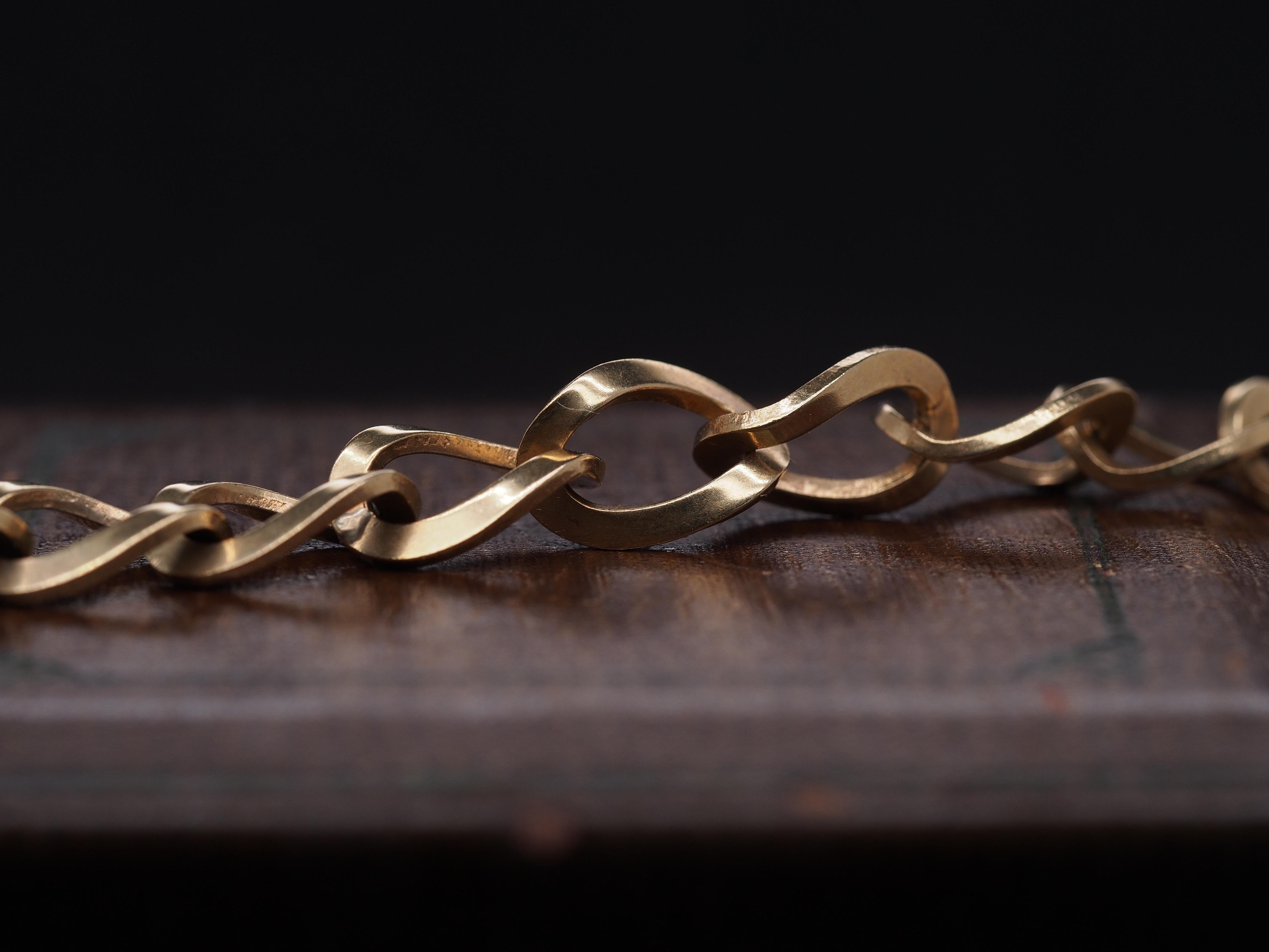 1940s 18k Yellow Gold Bracelet Oval Link with Hallmarks In Good Condition For Sale In Atlanta, GA
