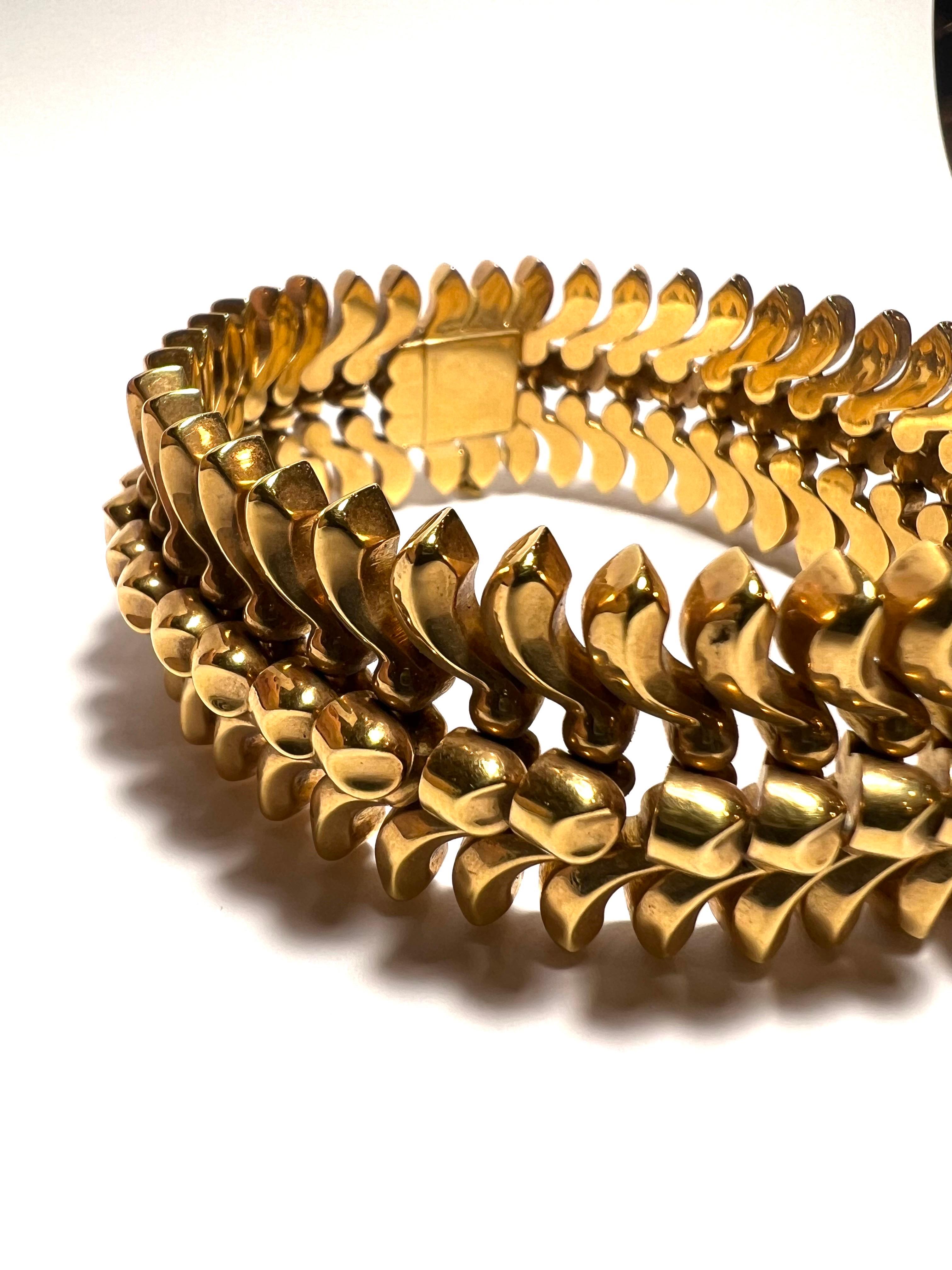 Magnificent 18k Yellow Gold Retro Tank Bracelet.
Circa 1940.
Articulated, flexible.
With security chain in the clasp.
Condition: Very Good.
Authentic retro jewel - European work of the 1940s.

Length: 19 cm  Width: 2.6 cm. Weight:  86.5