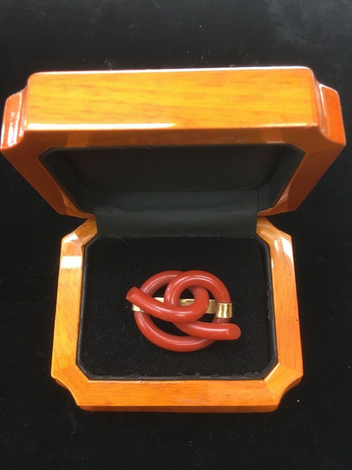 1940s 18karat Gold Signed COCO CHANEL “EREMIAS” Coral Bakelite Pin Brooch In Good Condition For Sale In Santa Monica, CA