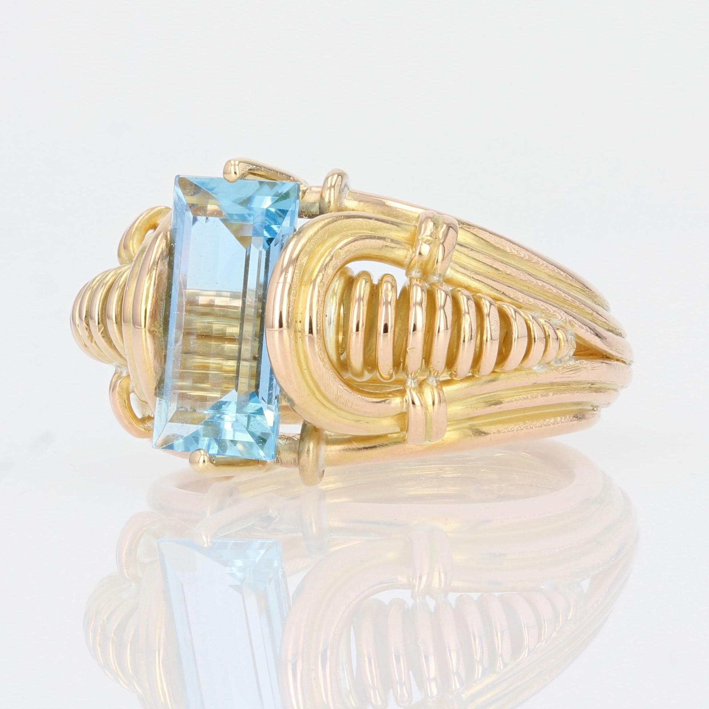 Baguette Cut 1940s 1.90 Carat Aquamarine 18 Karat Yellow Gold Retro Ring For Sale