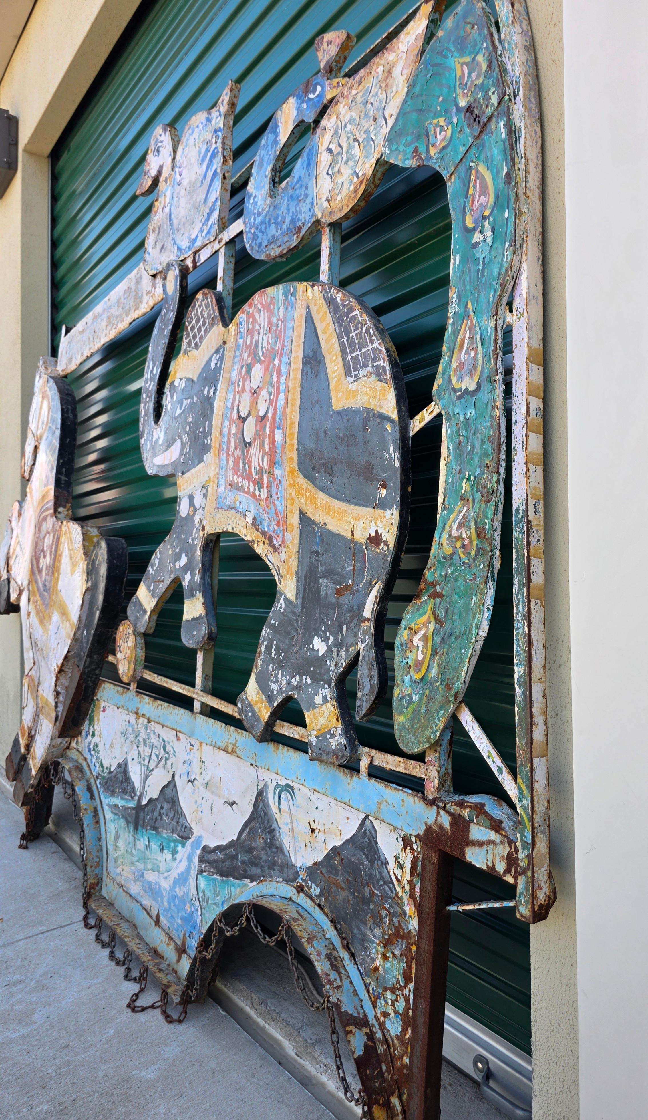 1940er/1950er Jahre Karneval Ride Panel - Monumental Hand gemalt Metall Karussell Bergungsgut im Angebot 4