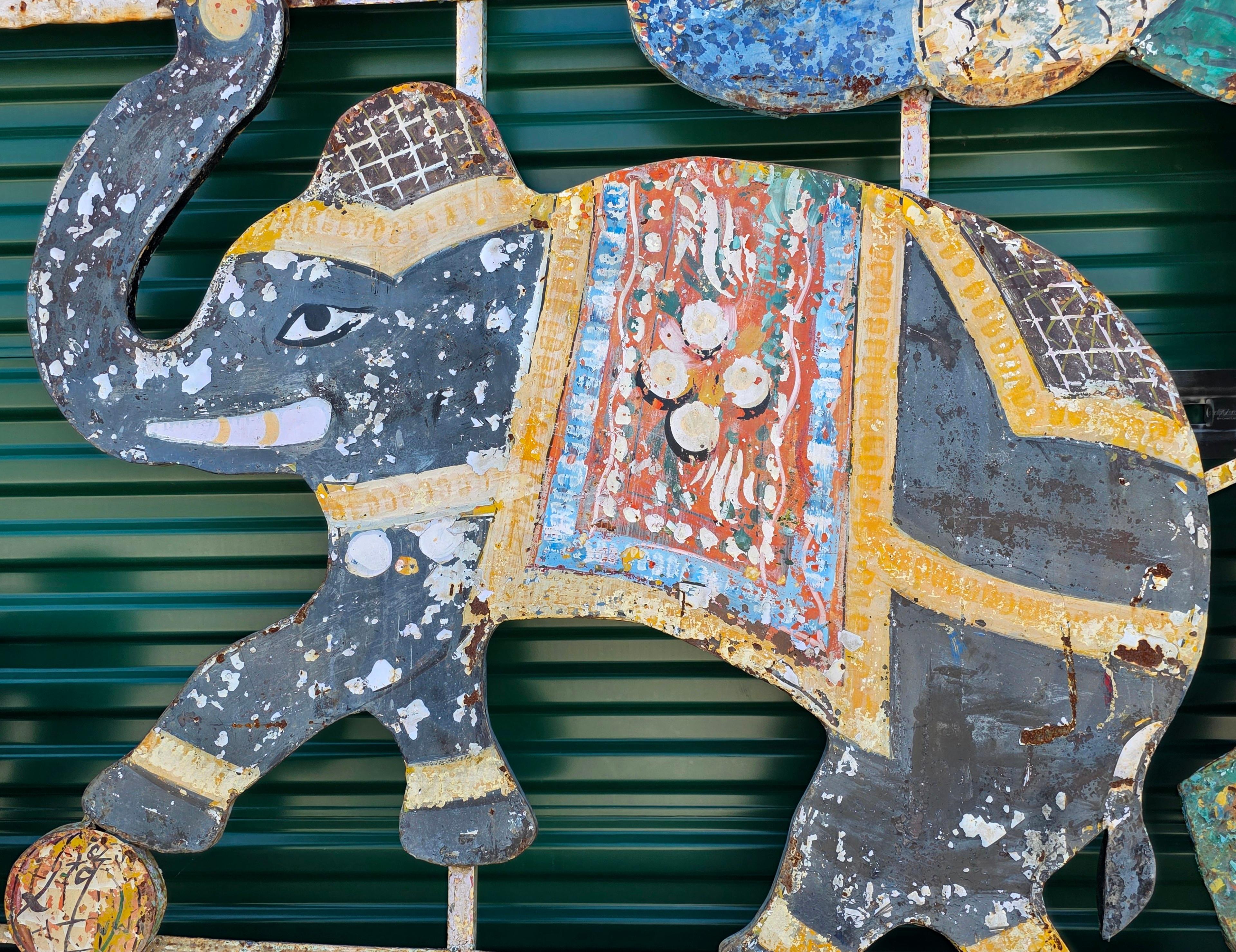 1940er/1950er Jahre Karneval Ride Panel - Monumental Hand gemalt Metall Karussell Bergungsgut im Angebot 6