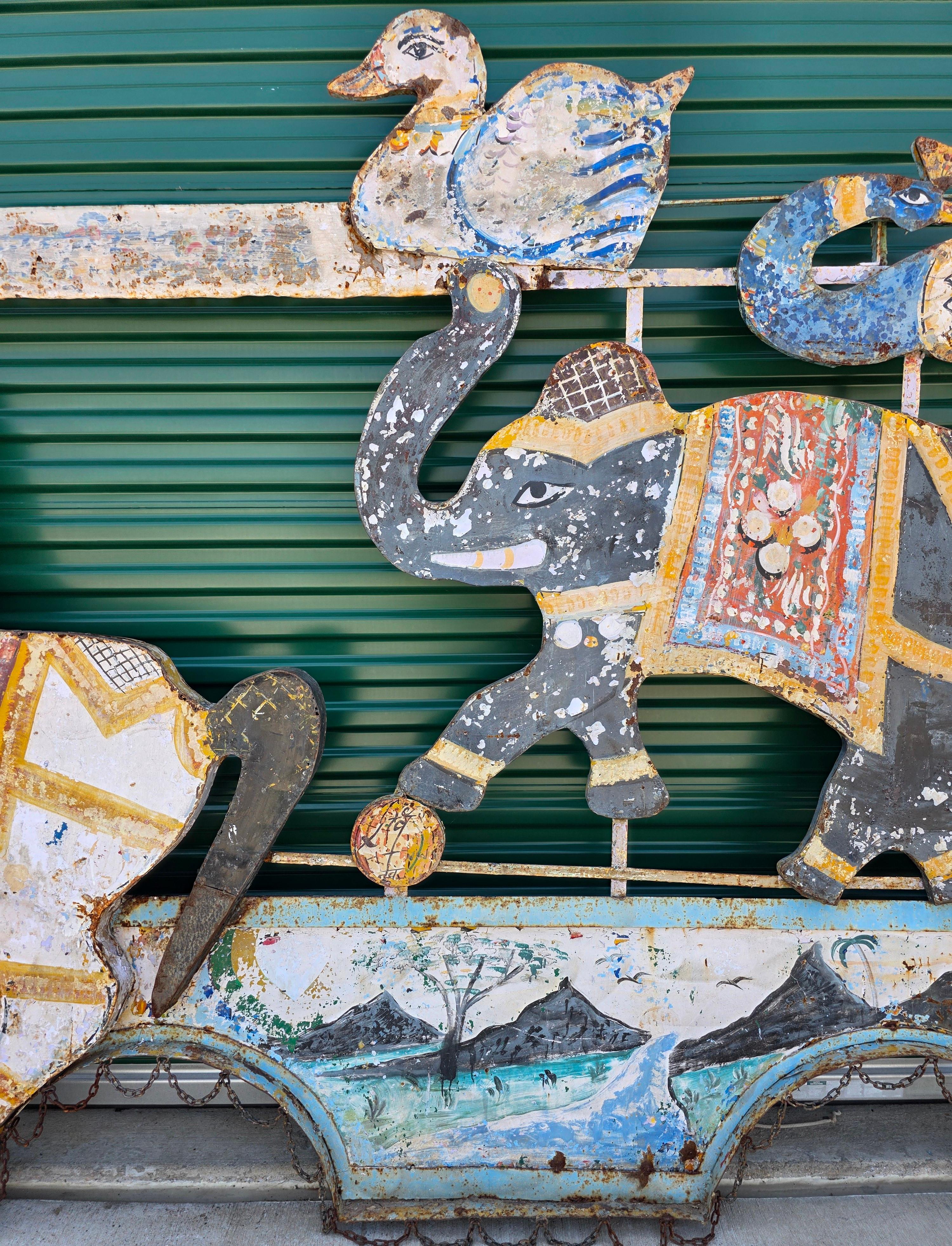 1940er/1950er Jahre Karneval Ride Panel - Monumental Hand gemalt Metall Karussell Bergungsgut im Zustand „Relativ gut“ im Angebot in Forney, TX