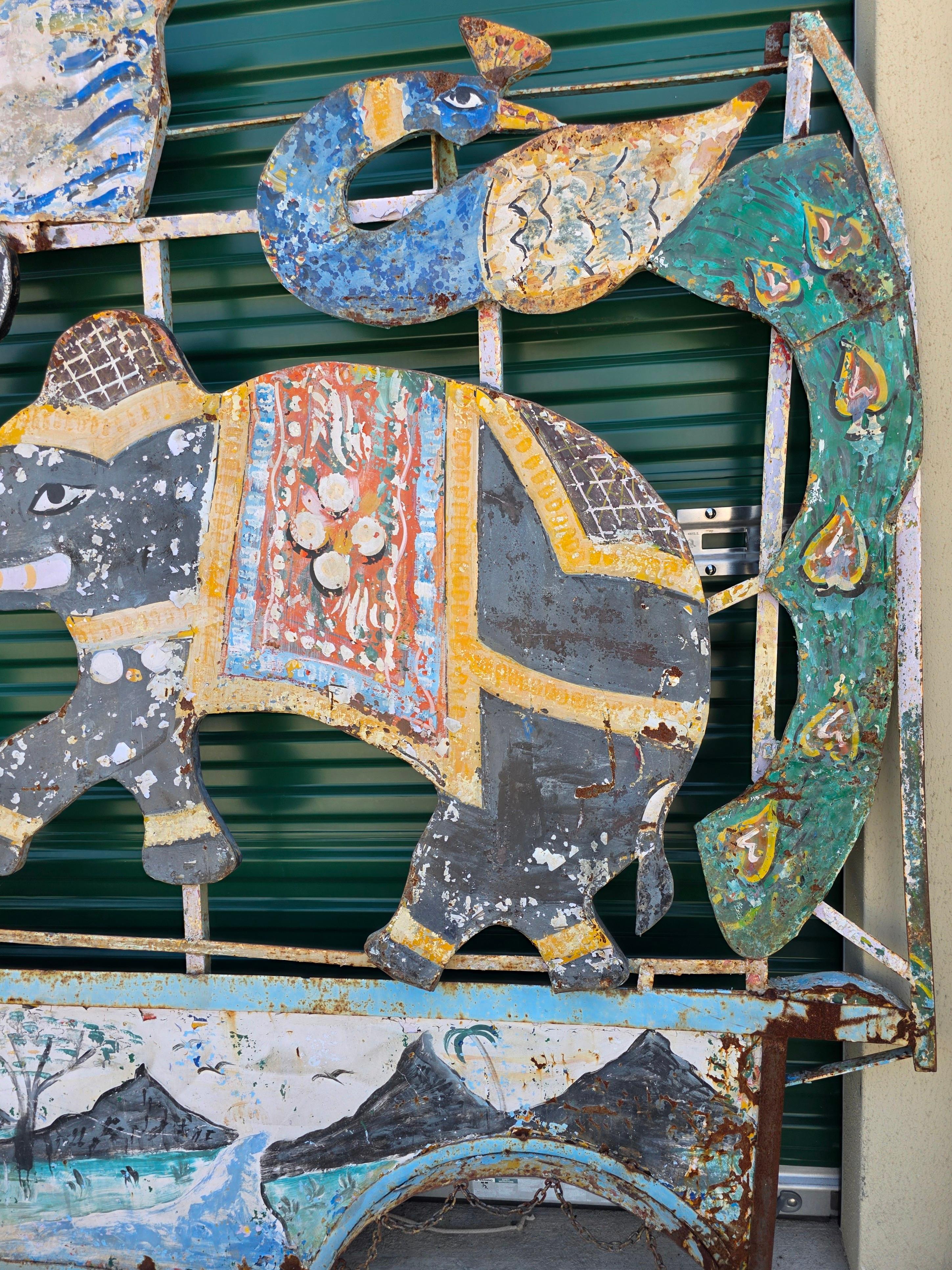 1940er/1950er Jahre Karneval Ride Panel - Monumental Hand gemalt Metall Karussell Bergungsgut (20. Jahrhundert) im Angebot