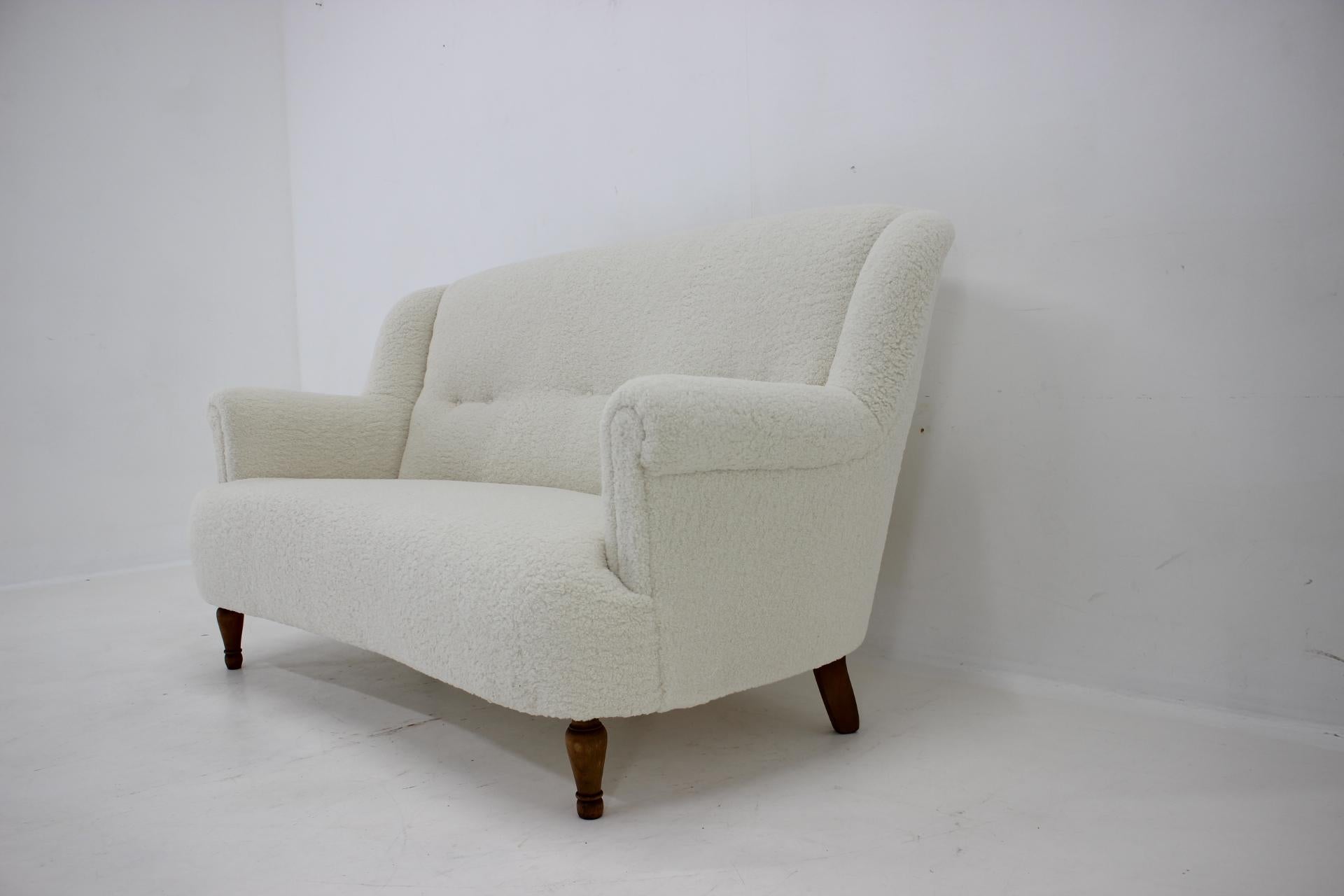 1940s 2-Seater Sofa in Sheepskin Fabric, Czechoslovakia In Good Condition For Sale In Praha, CZ
