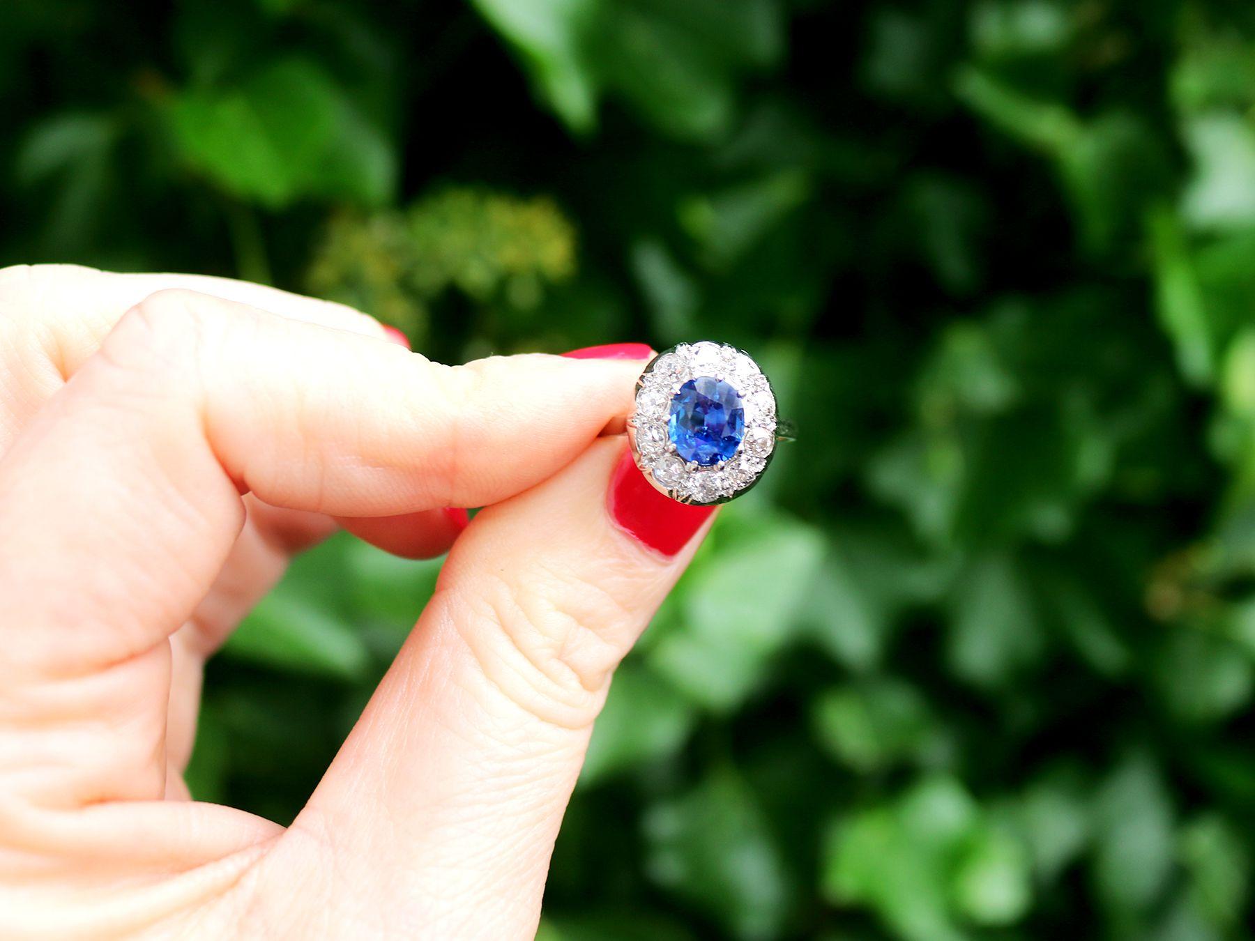 Eine atemberaubende Vintage Französisch 2,25 Karat unerhitzt blauer Saphir und 0,78 Karat Diamant, Platin-Cluster-Ring; Teil unserer vielfältigen Vintage-Schmuck-Kollektionen.

Dieser atemberaubende, feine und beeindruckende Ring mit einem