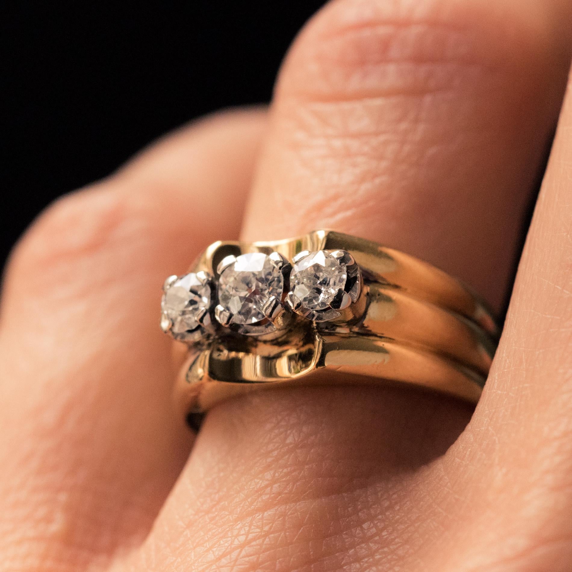 1940er Jahre 3 Diamanten 18 Karat Gelbgold Platin Tank-Ring (Brillantschliff)