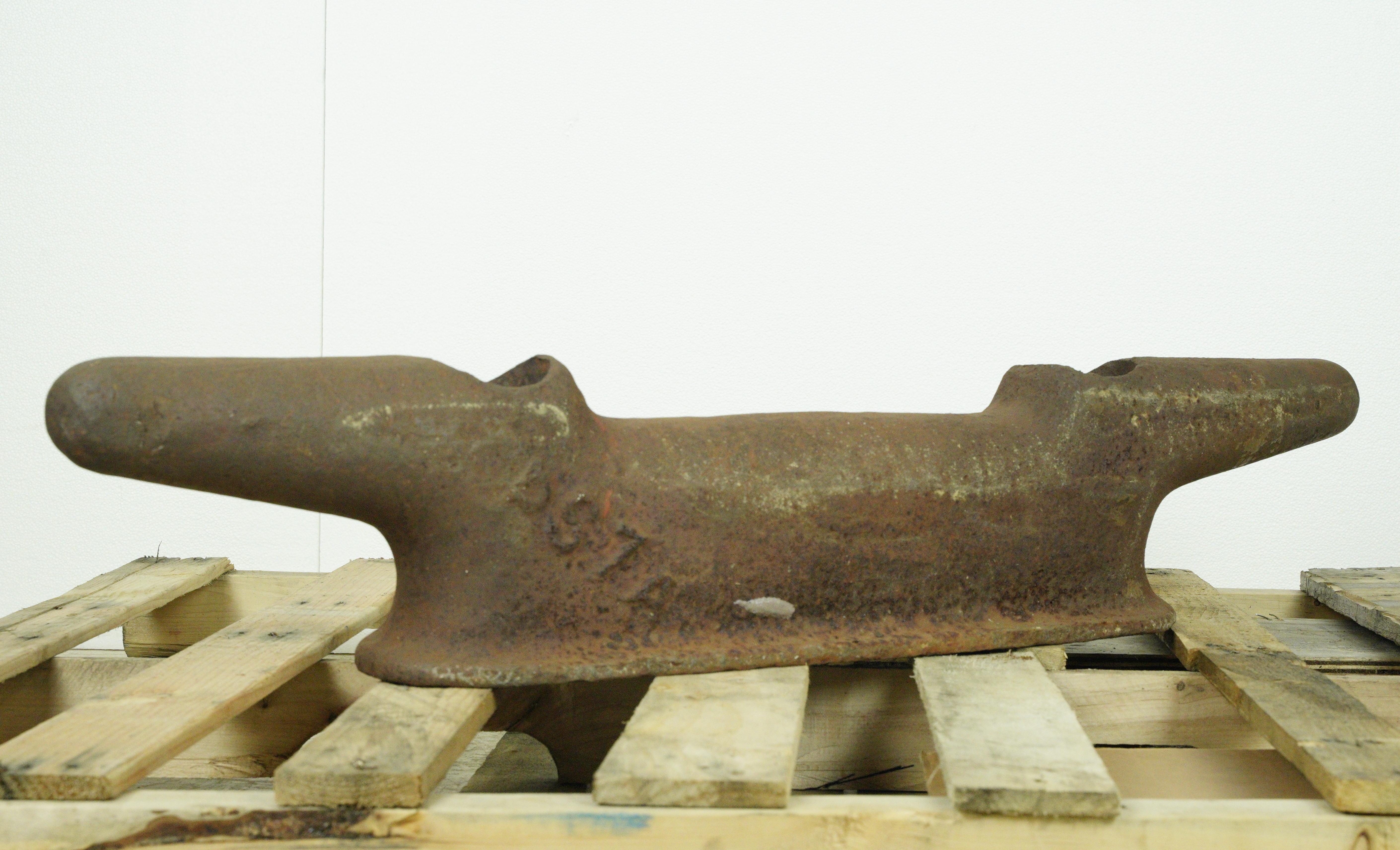 Moulage 1940s 42.25 in. Taquet de pont en fonte en vente