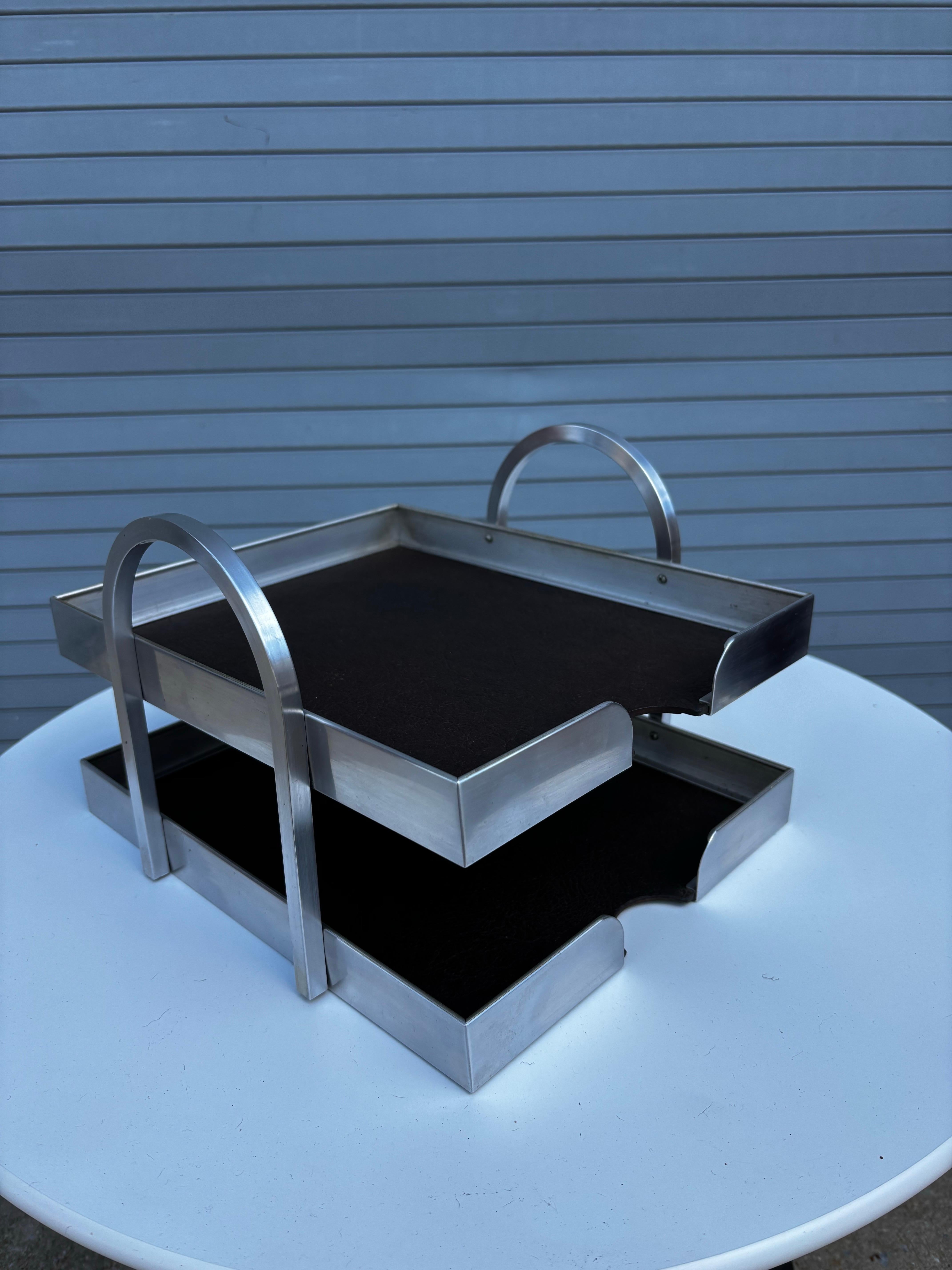 Aluminium IN/OUT Box.  Ich habe nur das Aluminium poliert und das MATERIAL aus Kunstleder an der Unterseite der einzelnen Ebenen gereinigt.  Schöne saubere Machin Alter Stil.  Es könnten die 30er, 40er oder 50er Jahre sein!  Schwer zu sagen, aber