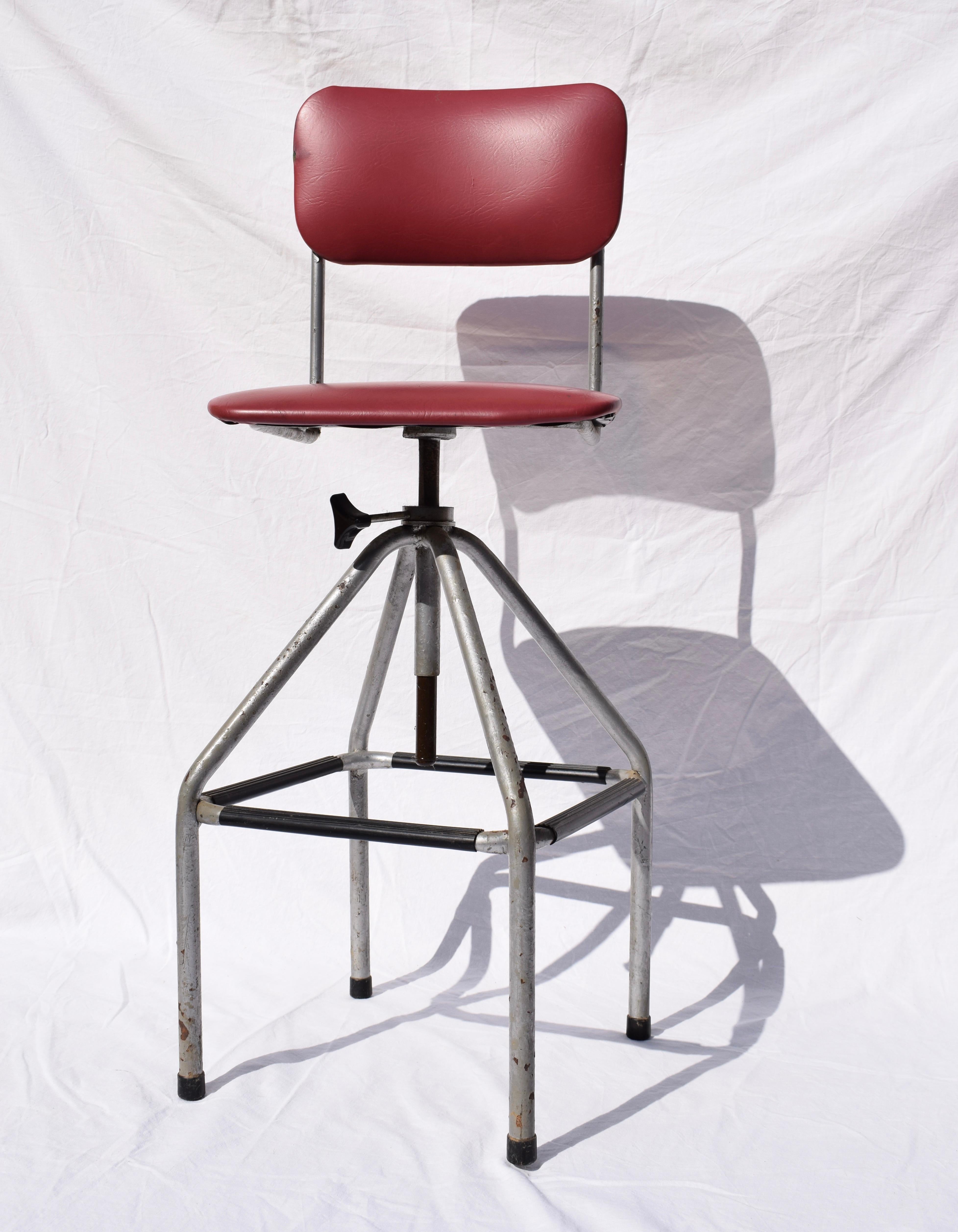 1940s - 1950s Industrial English Red Drafting Swivel Chair In Good Condition In Vulpellac, Girona