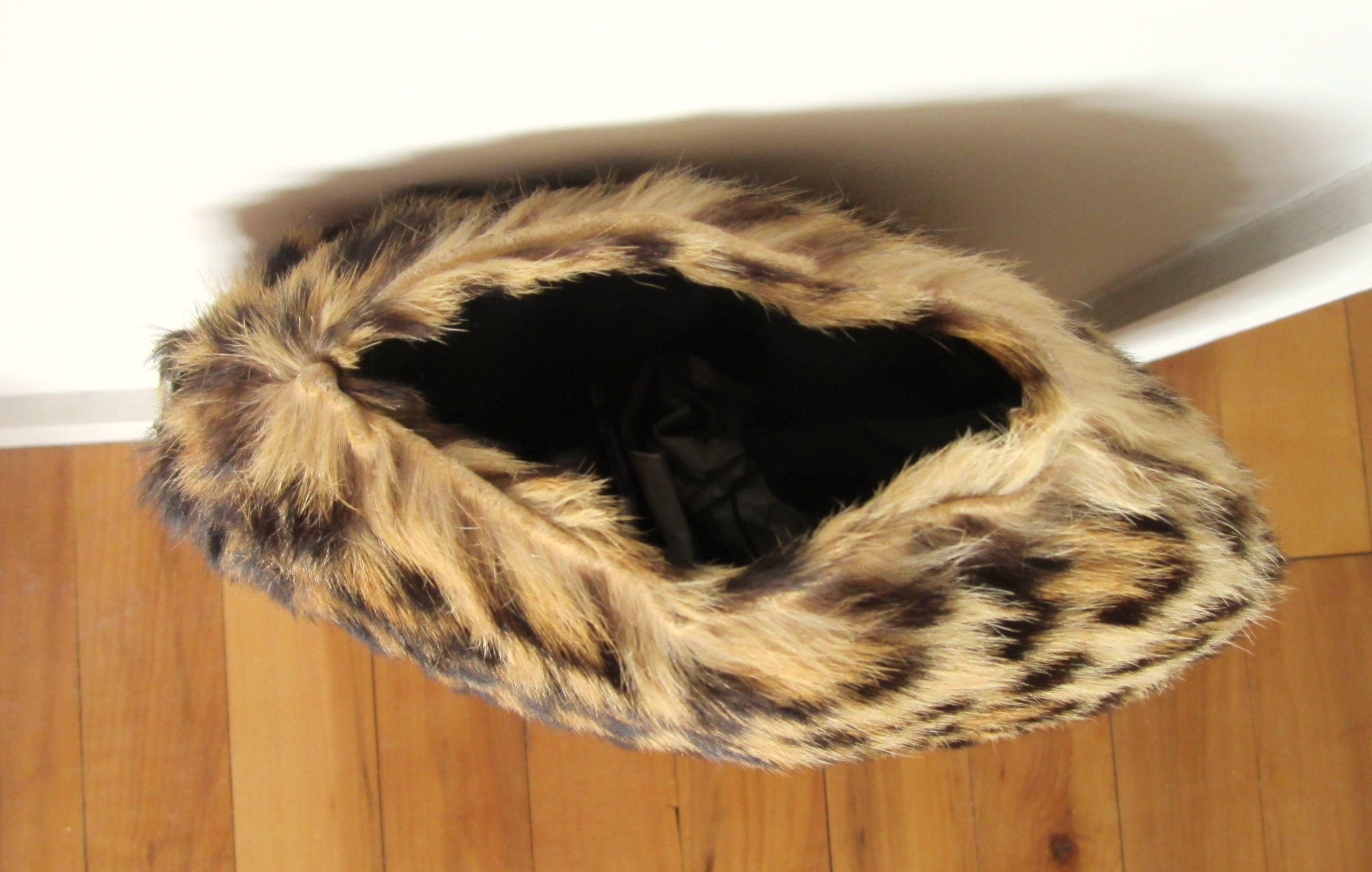 1940s-50s Leopard Print Muff Hand bag Vintage  In Good Condition For Sale In Wallkill, NY