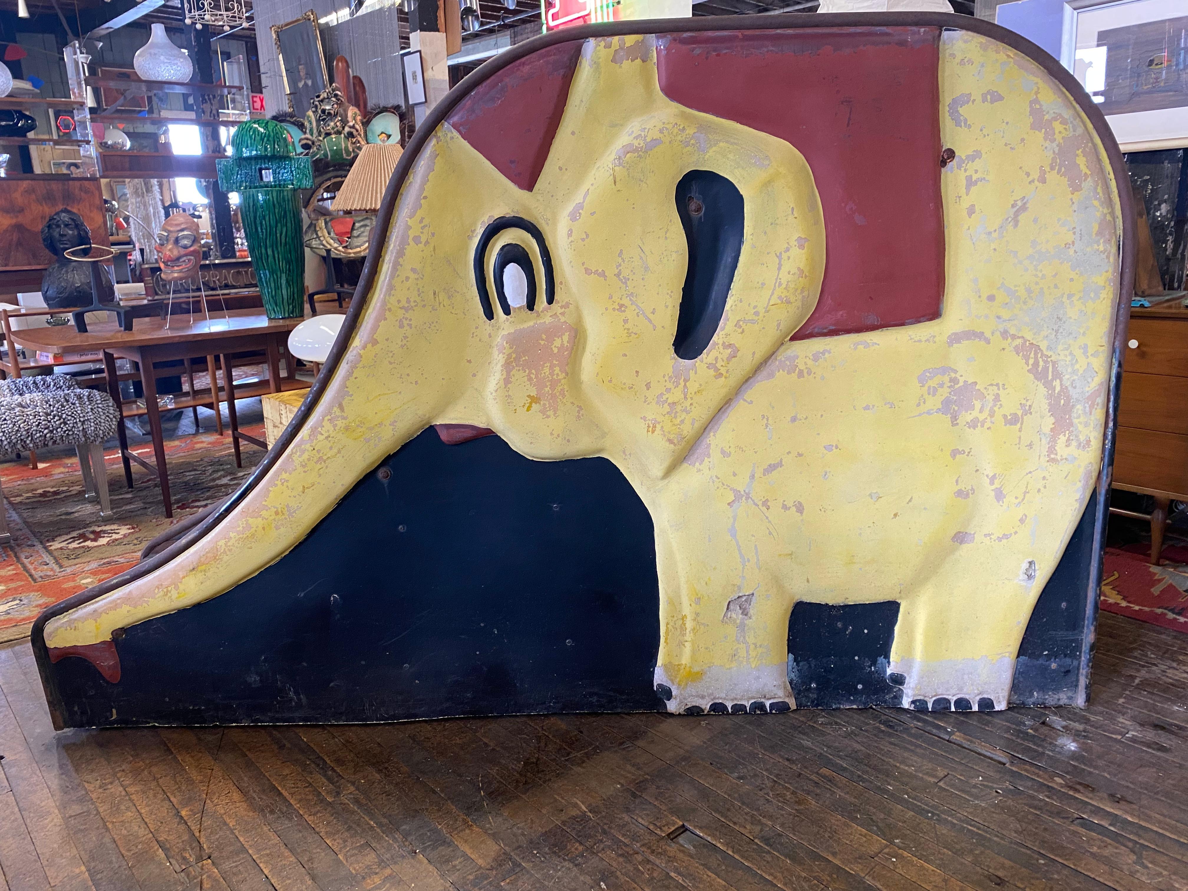 Tobogán vintage de los años 1940-1950 con temática de elefantes para parques infantiles. Adorno de jardín, escultura. Tobogán infantil de exterior con elefante pintado a ambos lados, peldaños de acero, tobogán inoxidable. Desgaste y pátina propios