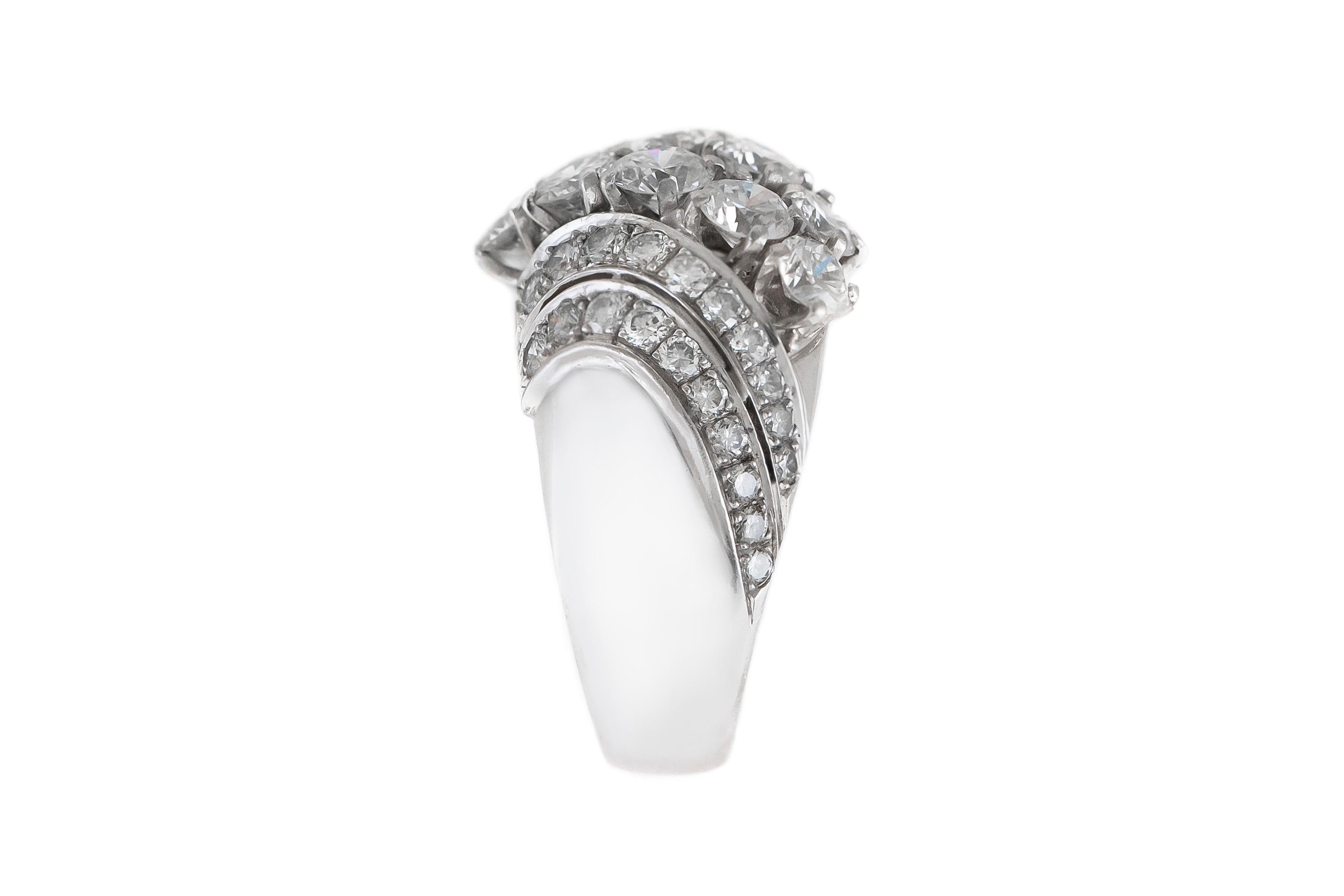 Der Ring ist aus Platin gefertigt und mit Diamanten mit einem Gesamtgewicht von etwa 3,00 Karat besetzt.
Größe 8.00 (leicht zu ändern)
Um 1940.