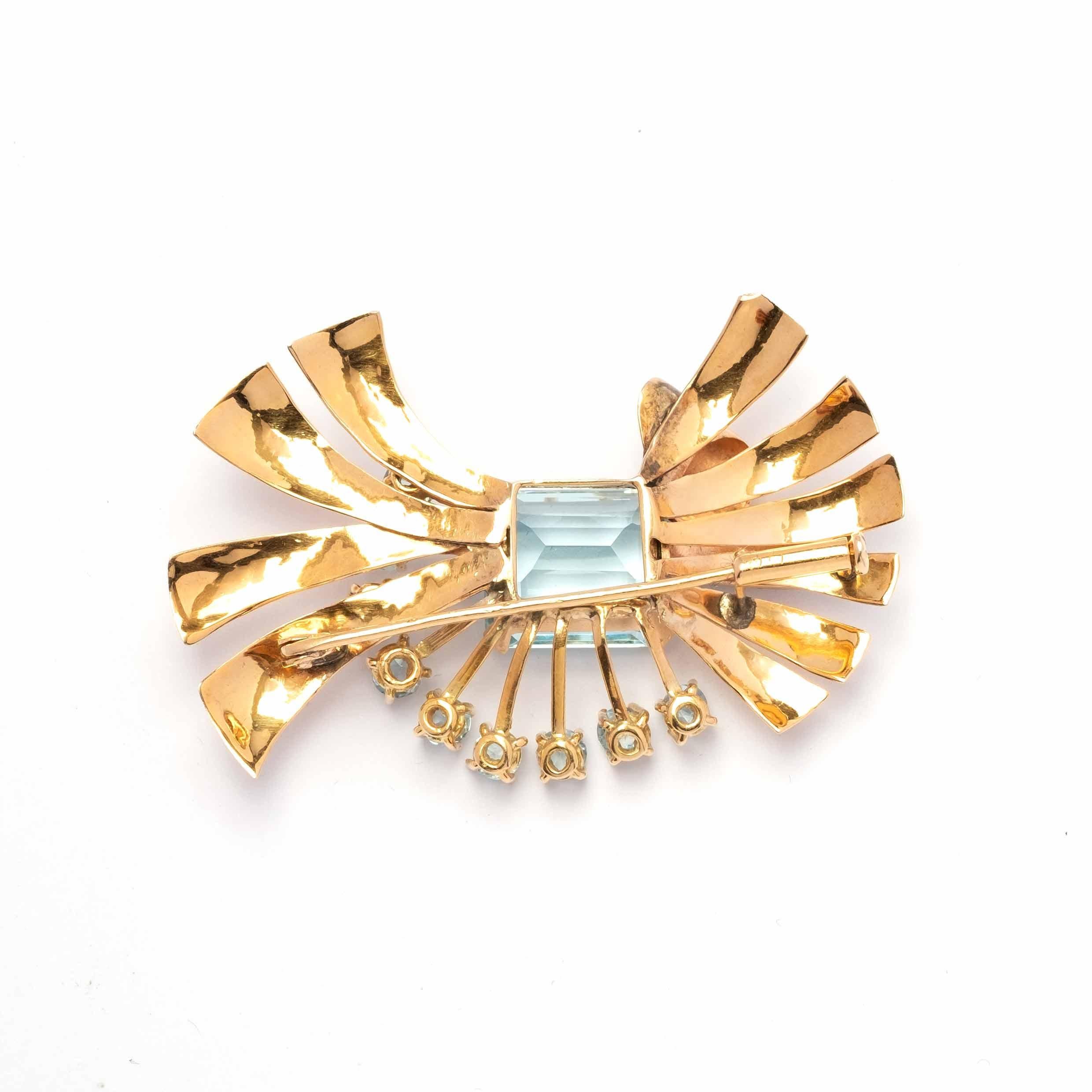 Rarement trouvée, broche d'époque 1940 sertie en or 18ct d'aigues-marines naturelles et de diamants.

Faits marquants :
- Aigue-marine naturelle
- Diamants
- Or 18ct
- Période des années 1940

Mesures
- Longueur 5,3 cm x largeur 3,4 cm
- Poids :