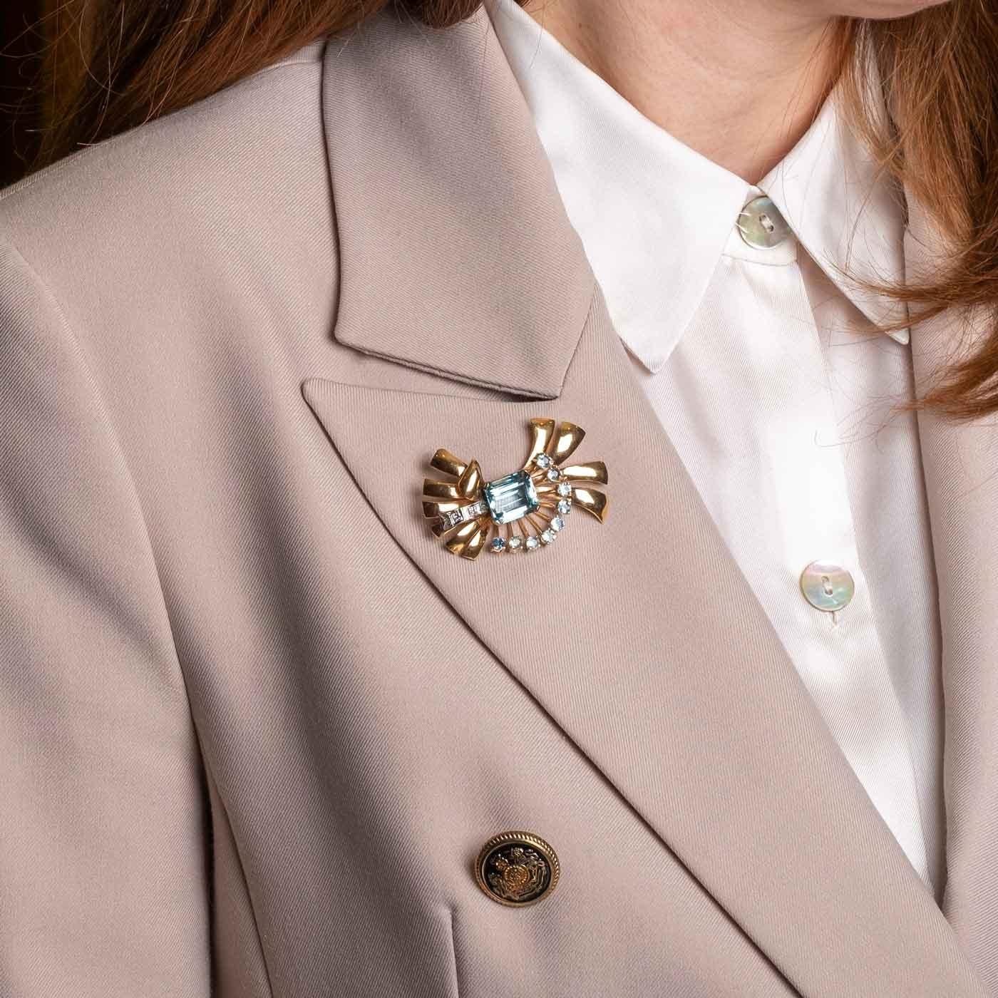 Taille émeraude 1940s Broche aigue-marine avec diamants en arc en vente