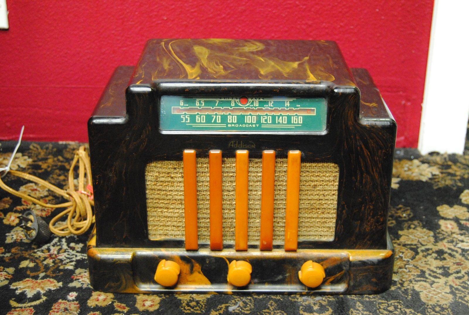 1940s Addison Model 5e Table Top Catalin Radio In Fair Condition For Sale In Orange, CA