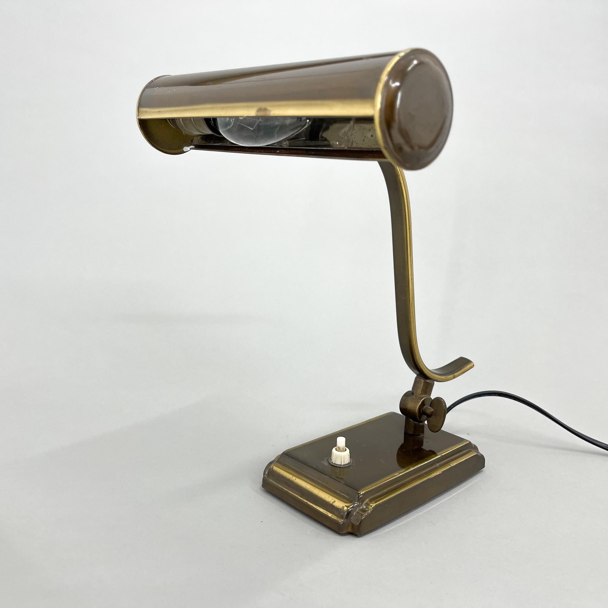 Lampe de table ou de bureau réglable avec une patine d'aspect laiton. Fabriqué en Pologne dans les années 1940. Ampoules : 1x E14.