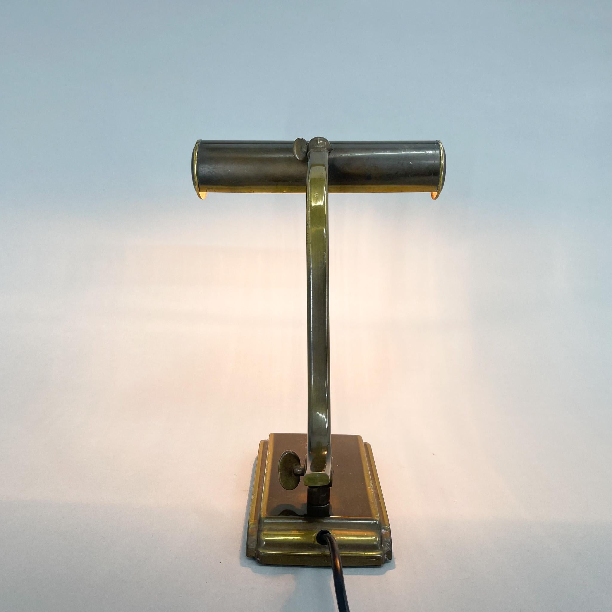 Métal Lampe de table ou de bureau réglable des années 1940 en vente