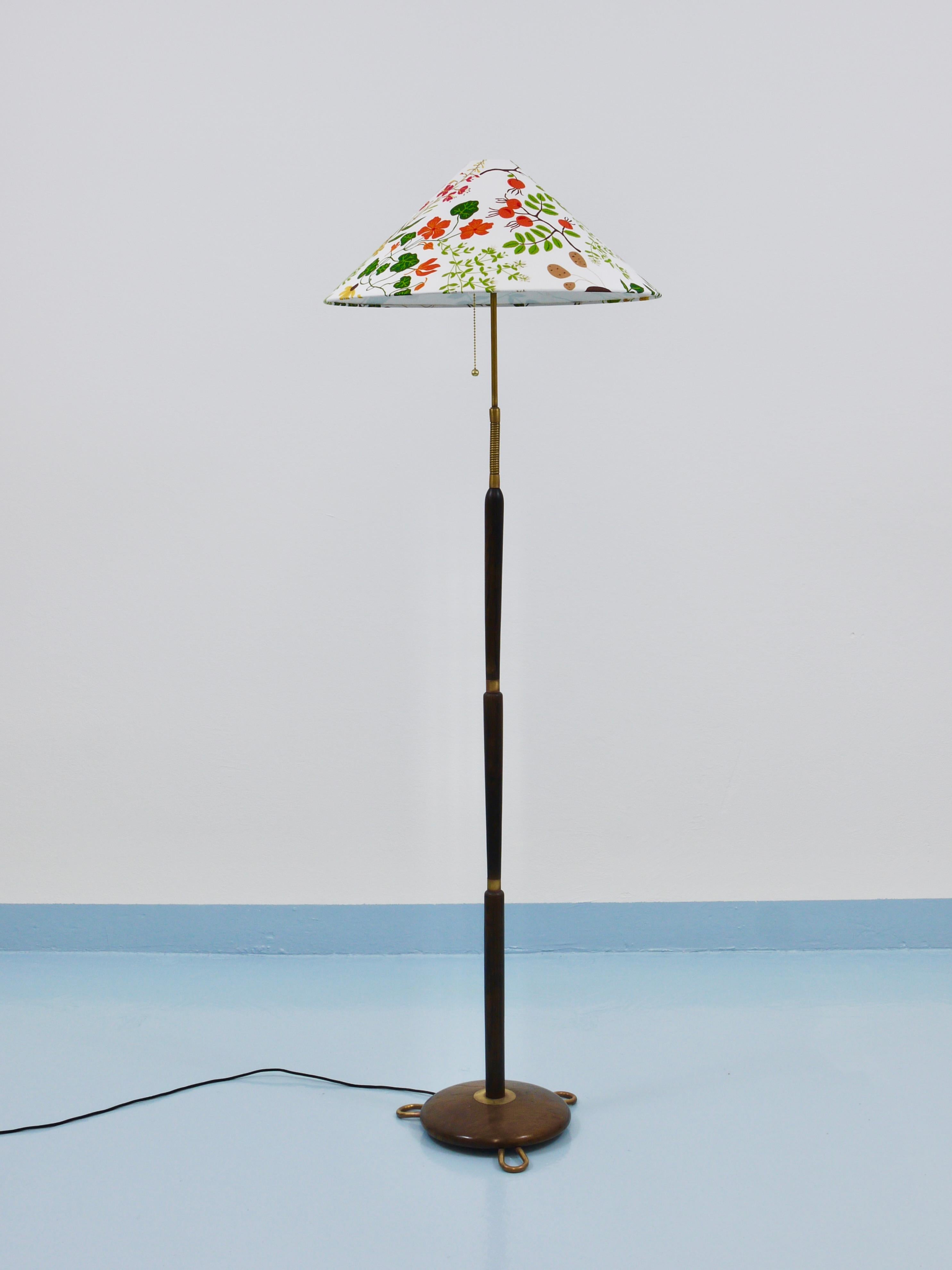 Magnifique lampadaire autrichien avec un abat-jour floral, datant des années 1940 et de l'après-guerre. Exécuté par Rupert Nikoll, Vienne, Autriche. Cette élégante lampe est fabriquée en noyer, cuivre et laiton et dispose d'un abat-jour réglable, ce
