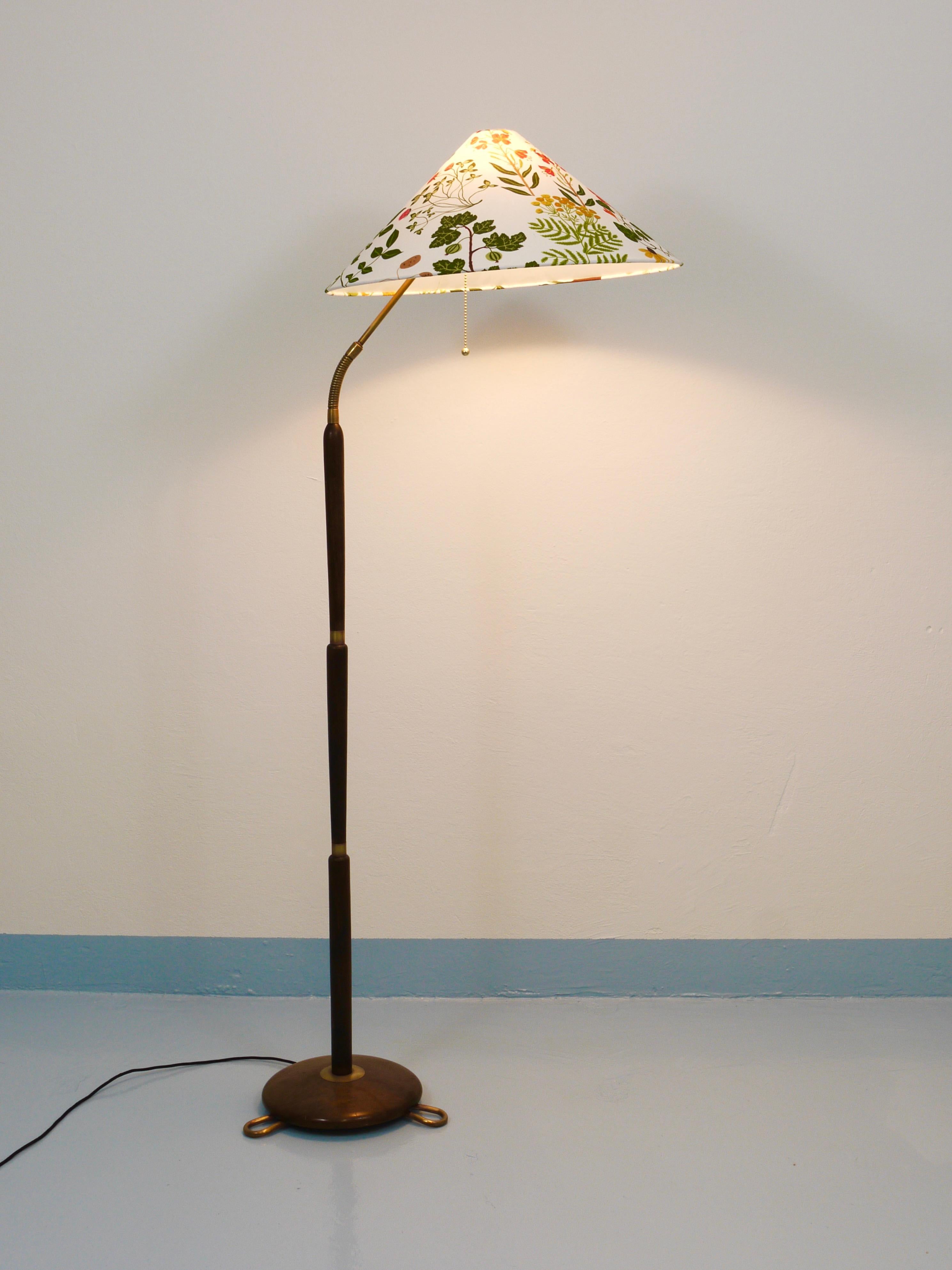 Autrichien Lampadaire réglable en noyer et laiton des années 1940, Rupert Nikoll Vienne, Autriche, années 1950 en vente