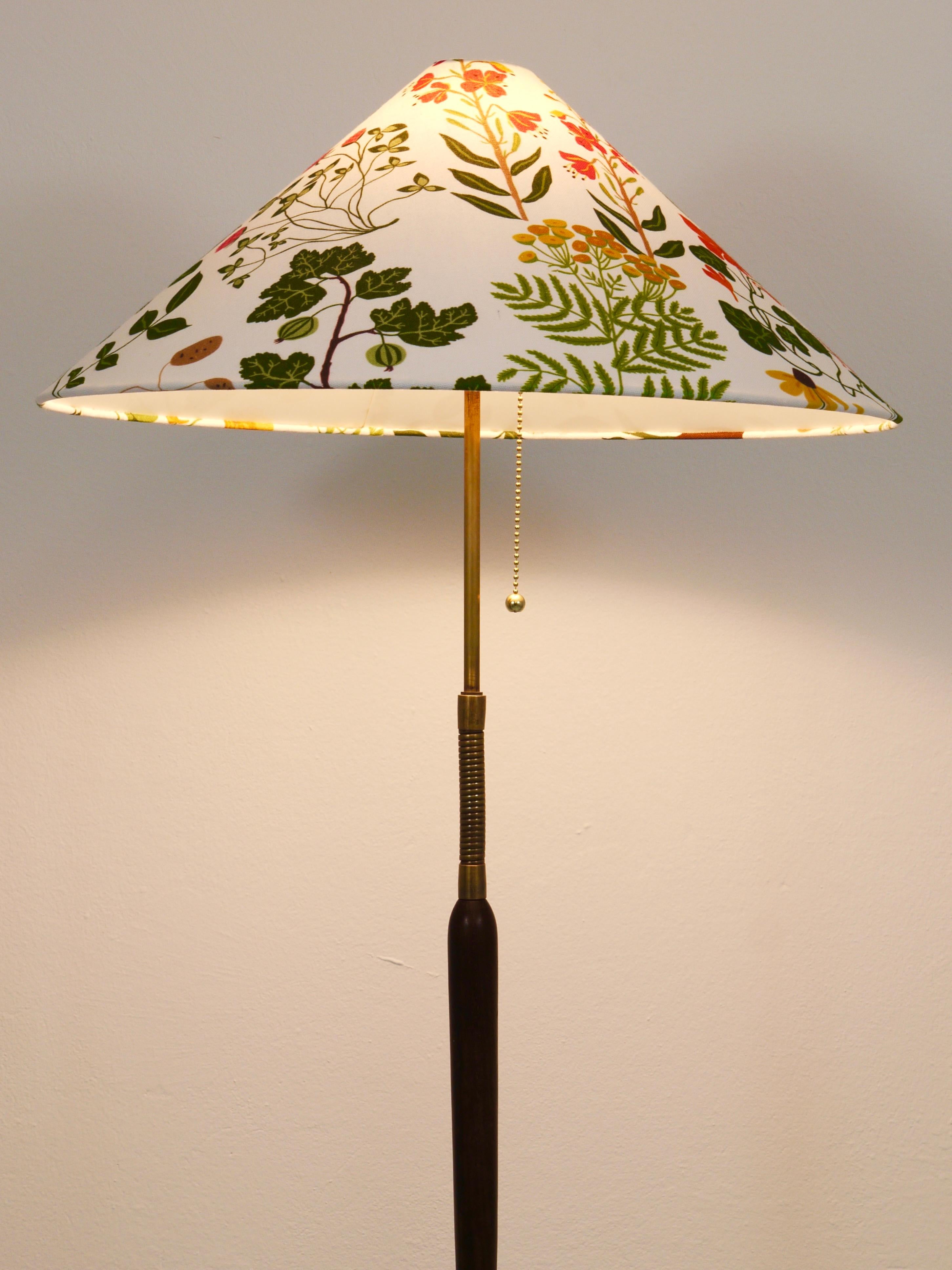 Lampadaire réglable en noyer et laiton des années 1940, Rupert Nikoll Vienne, Autriche, années 1950 Bon état - En vente à Vienna, AT